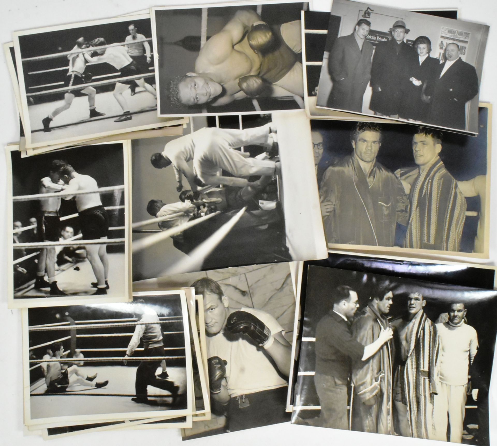 BOXING - COLLECTION OF 1940S PRESS PHOTOGRAPHS - Bild 4 aus 5