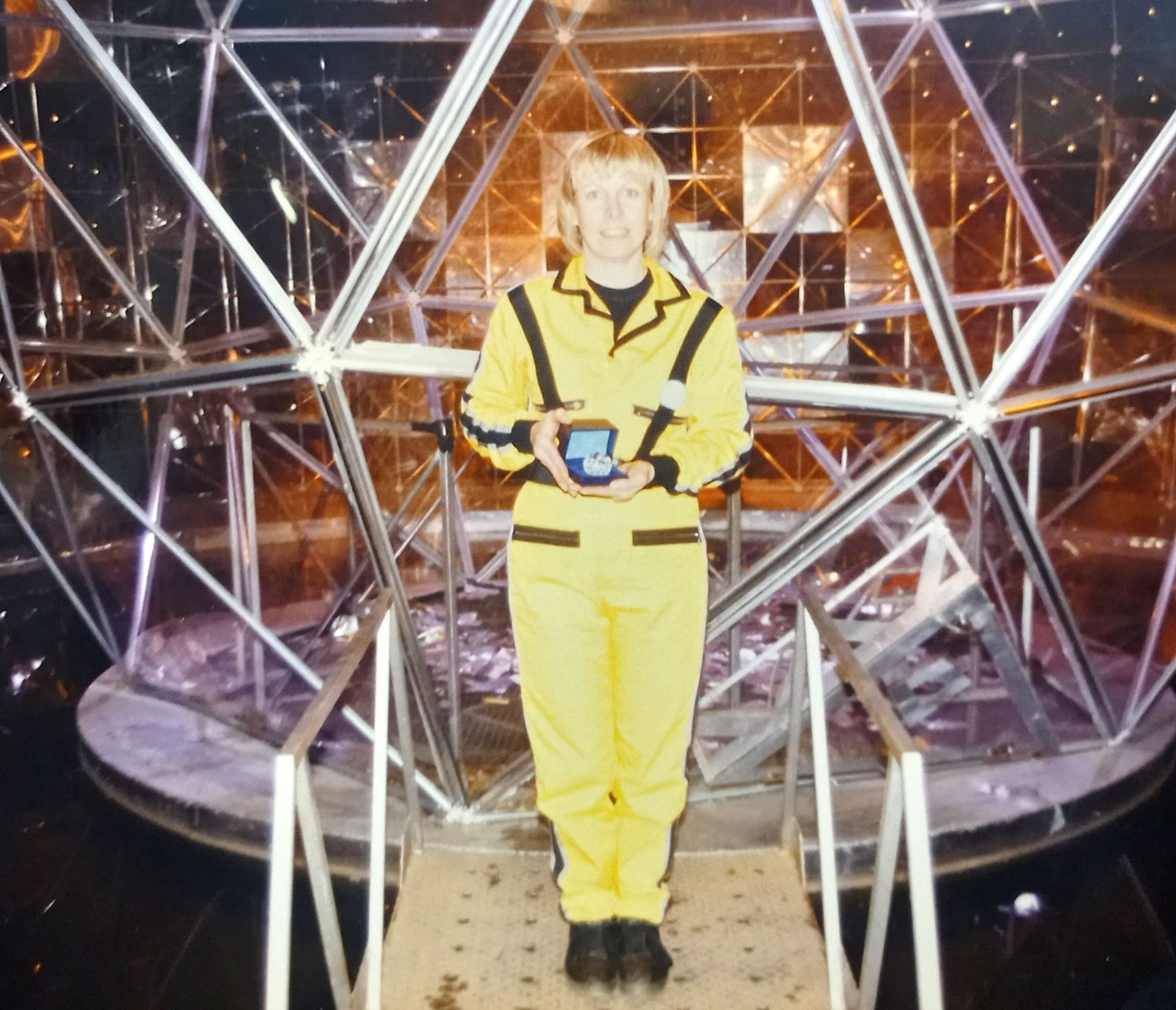 THE CRYSTAL MAZE (1990-1995) - ORIGINAL CONTESTANT 'CRYSTAL' AWARD - Image 6 of 6