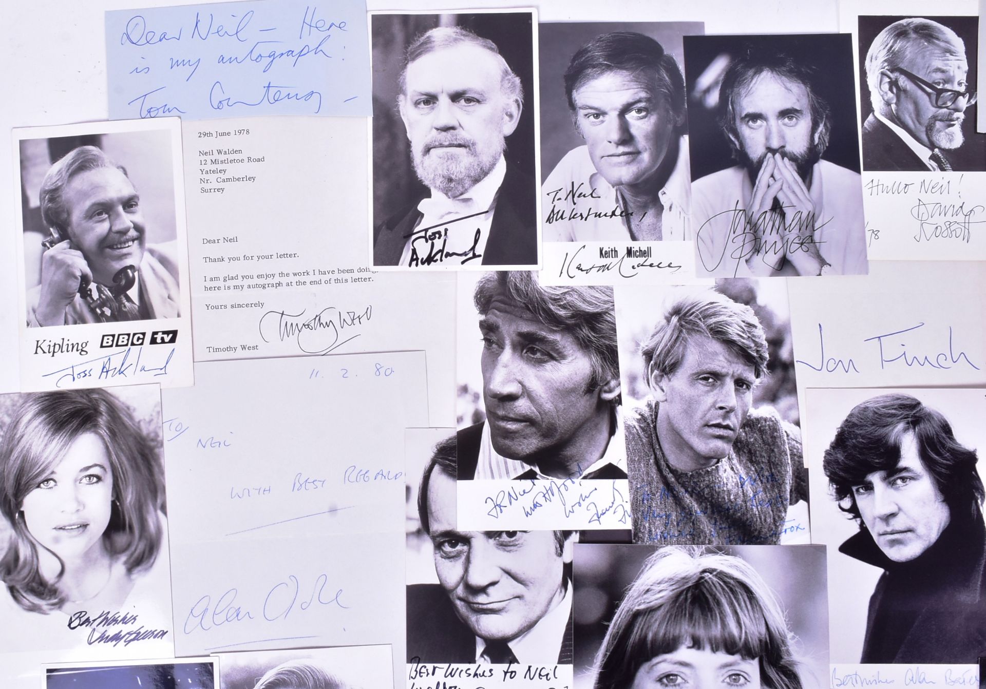 AUTOGRAPHS - ACTORS - LARGE COLLECTION OF SIGNED ITEMS - Bild 4 aus 5