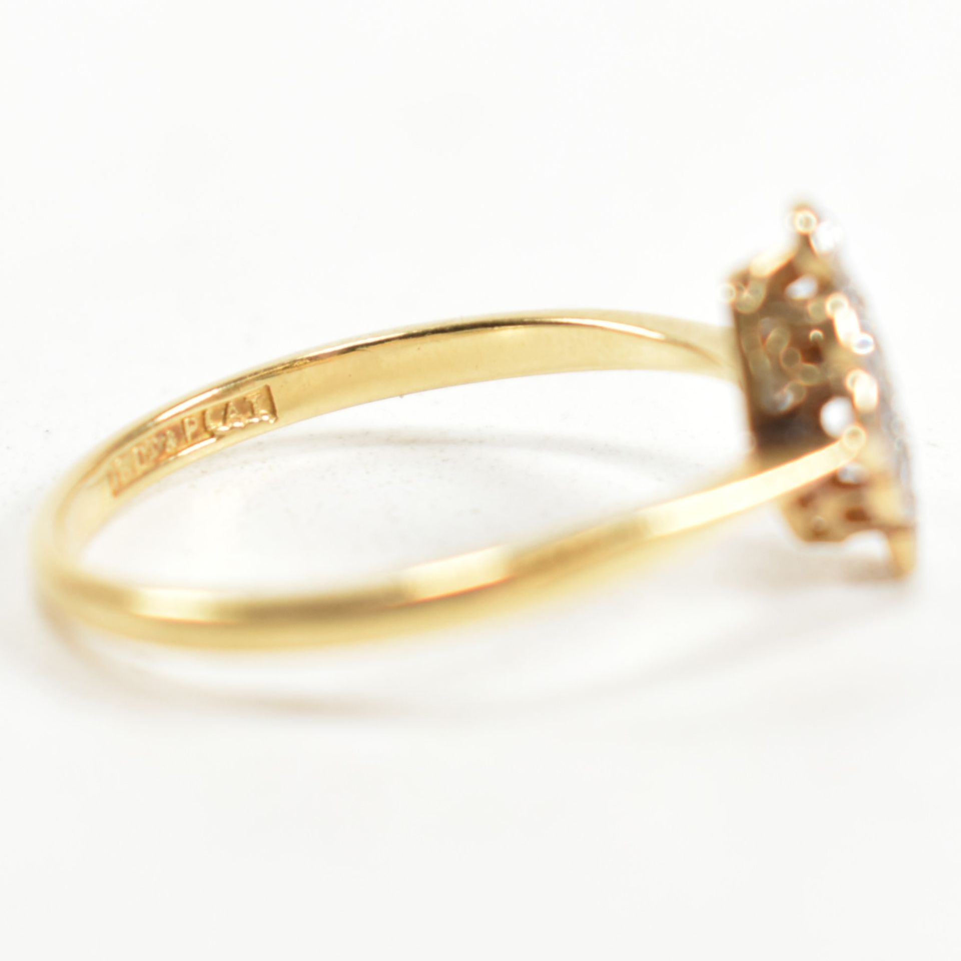 18CT GOLD & PLATINUM DIAMOND CLUSTER RING - Image 4 of 9
