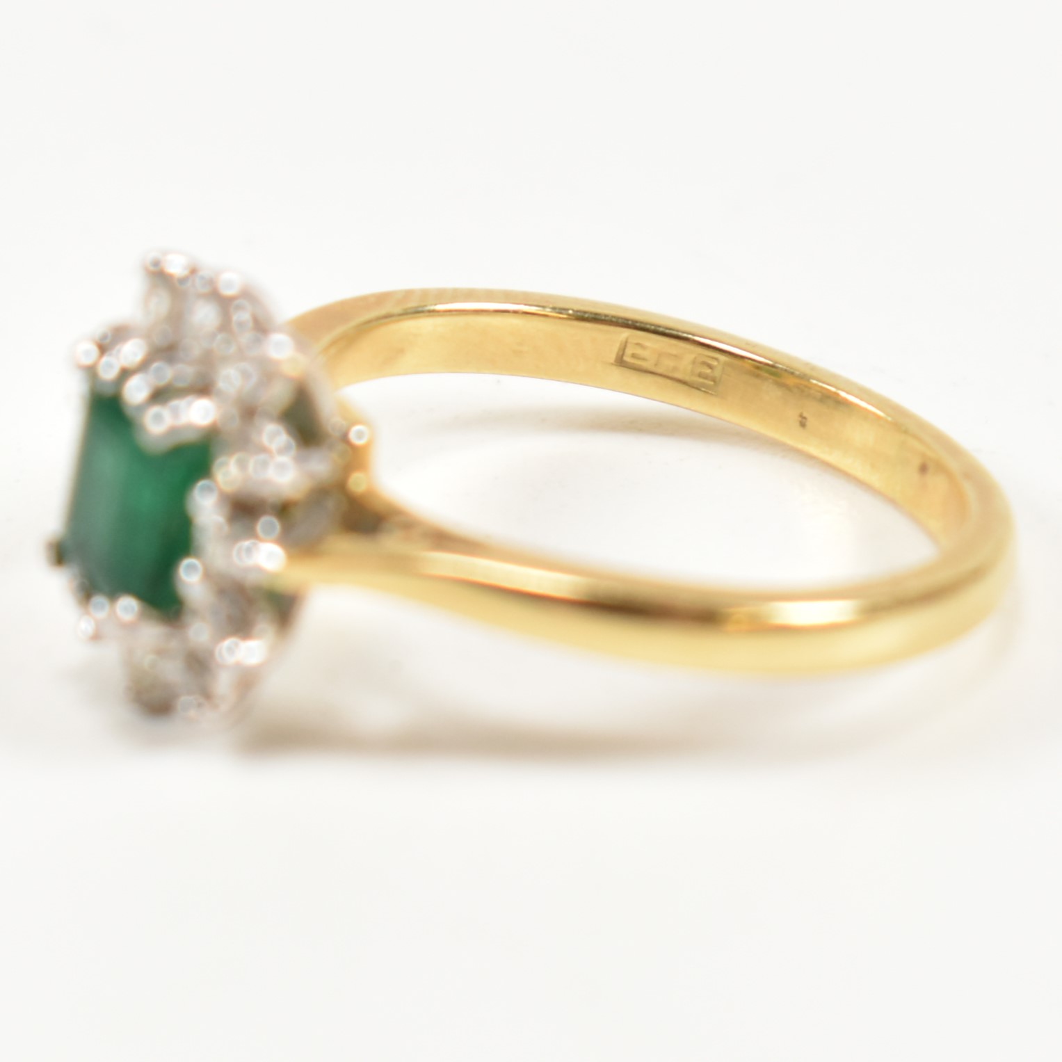 HALLMARKED 18CT GOLD EMERALD & DIAMOND CLUSTER RING - Image 8 of 9