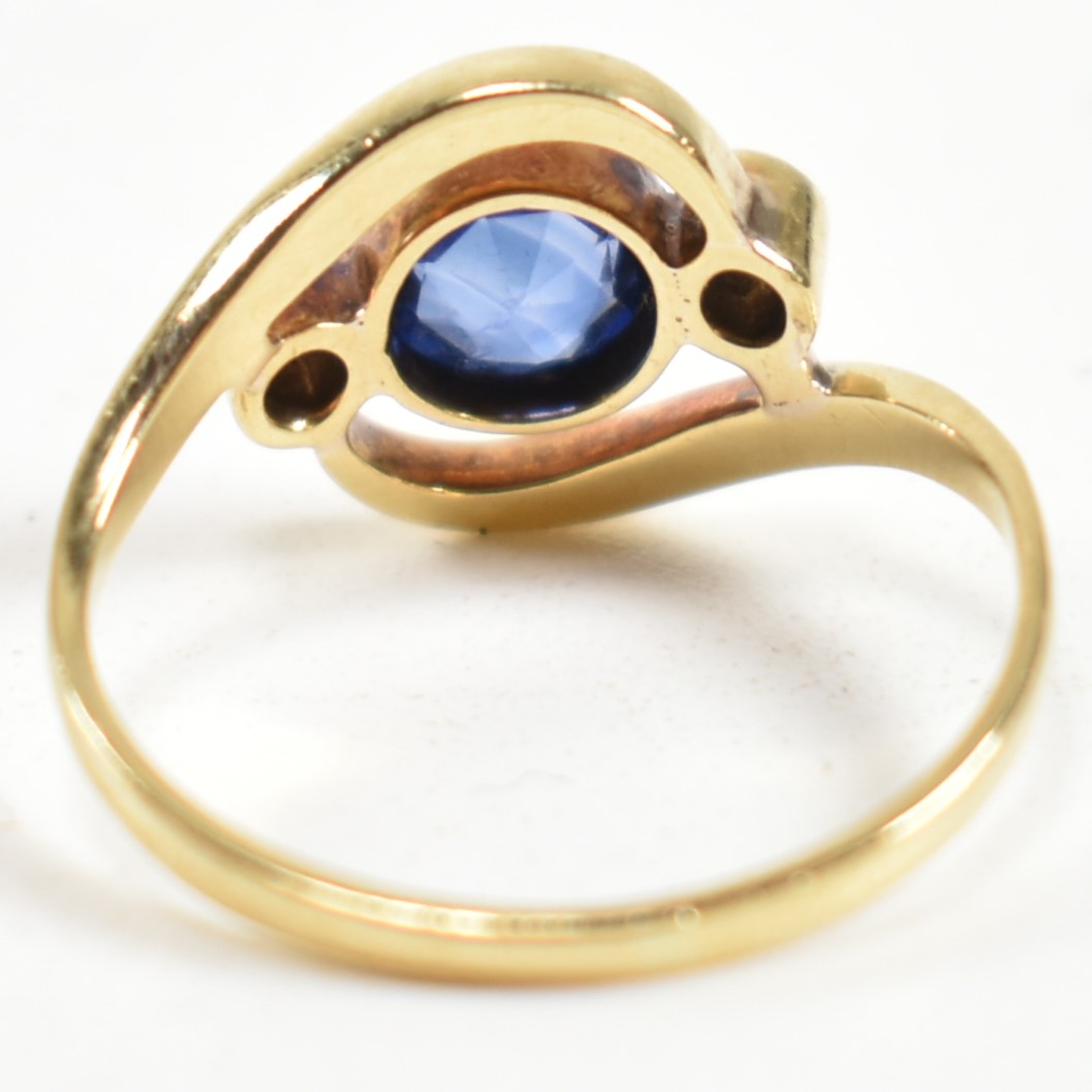 18CT GOLD SAPPHIRE & DIAMOND CROSS OVER RING - Image 2 of 8