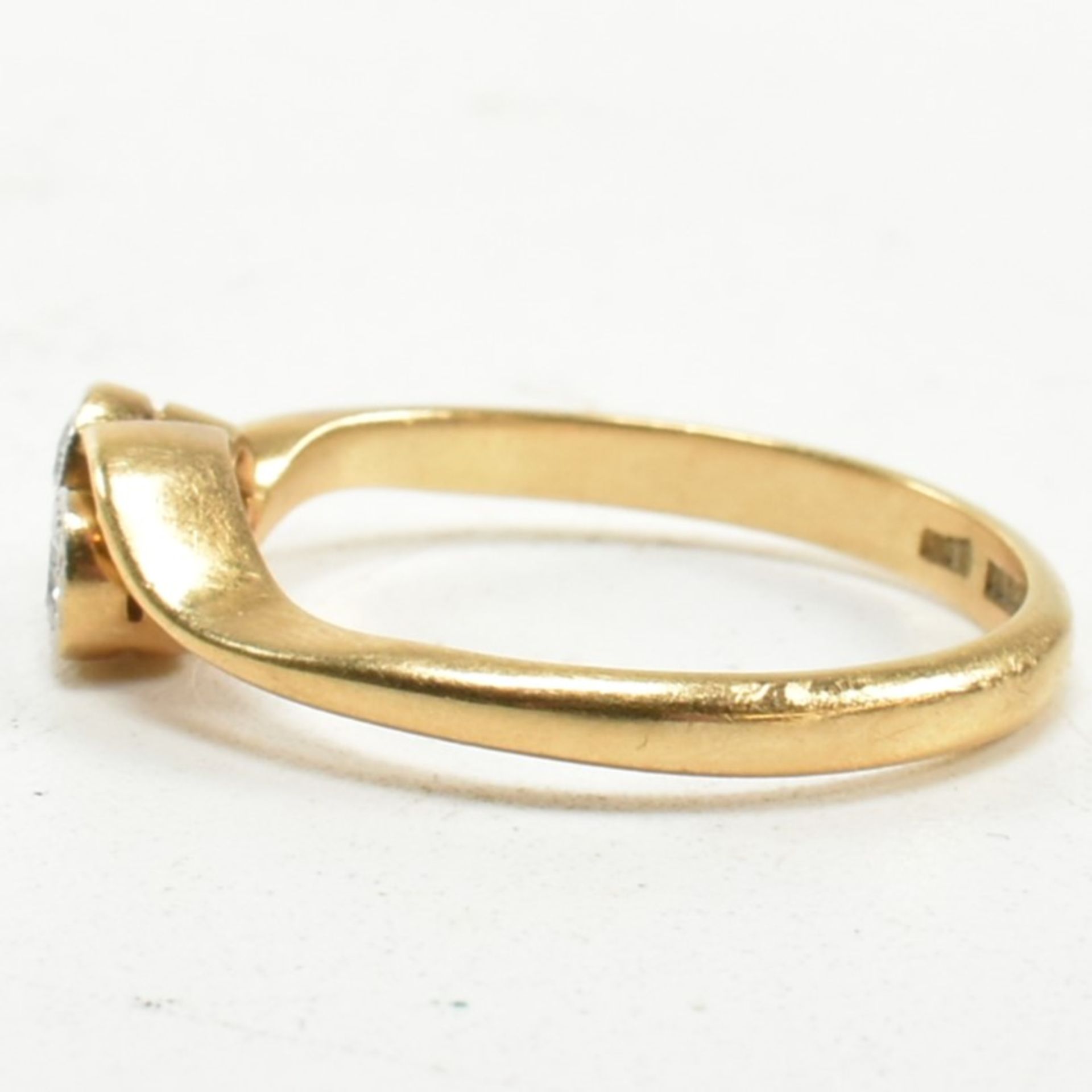 CASED 18CT GOLD PLATINUM & DIAMOND CROSSOVER RING - Image 3 of 8