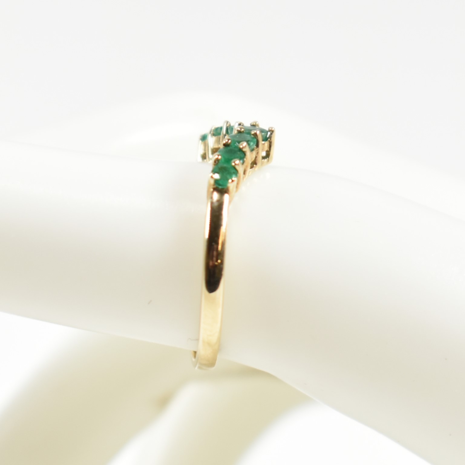 HALLMARKED 9CT GOLD & EMERALD WISHBONE RING - Image 9 of 9