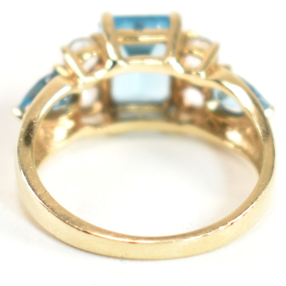 HALLMARKED 9CT GOLD & BLUE & WHITE TOPAZ RING - Image 2 of 8