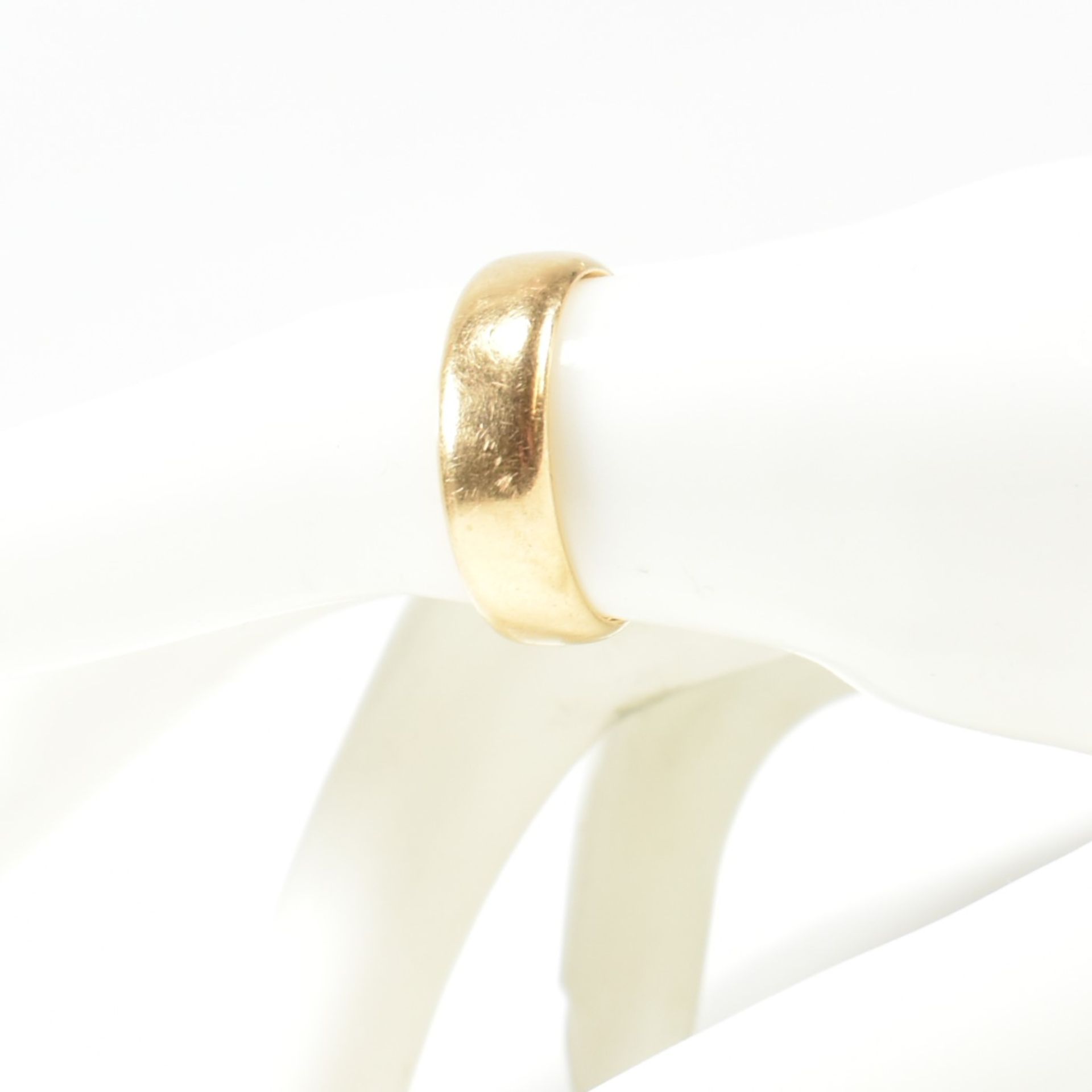 HALLMARKED 18CT GOLD BAND RING - Image 4 of 4