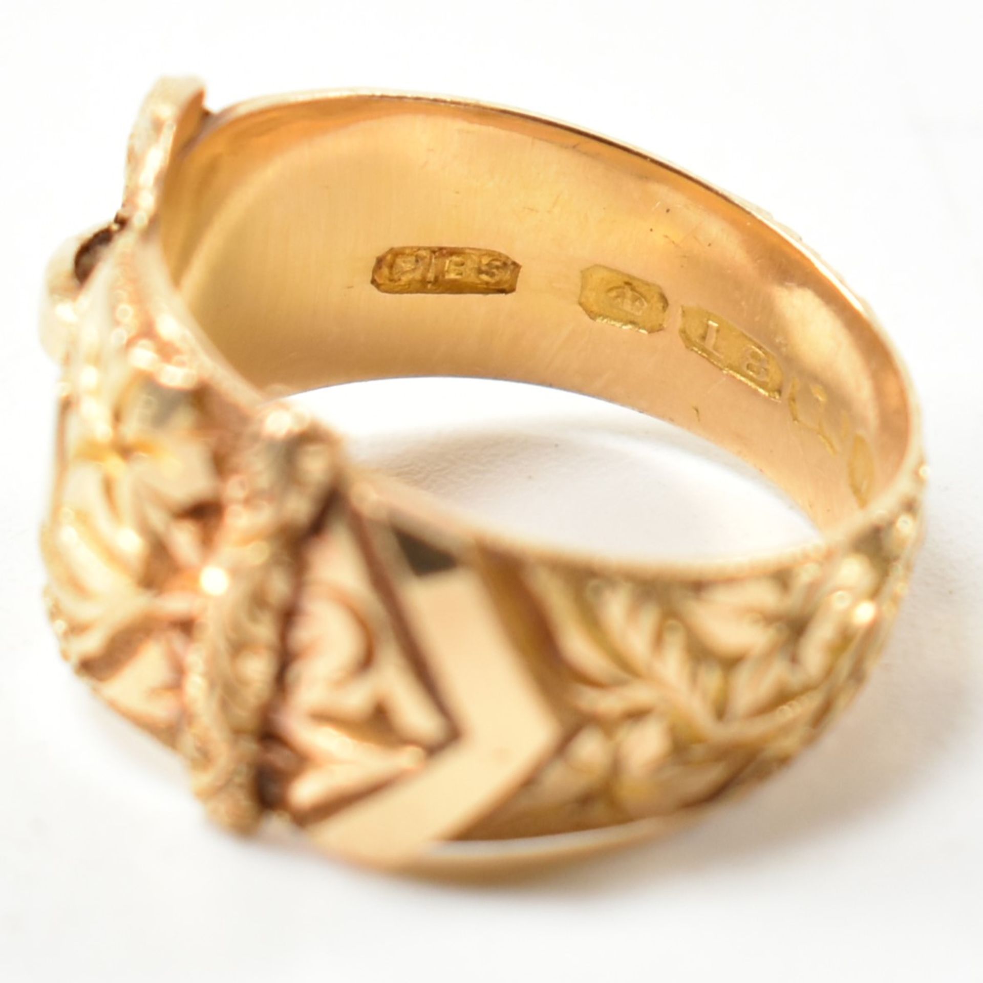 EDWARDIAN HALLMARKED 18CT GOLD BUCKLE RING - Image 8 of 9