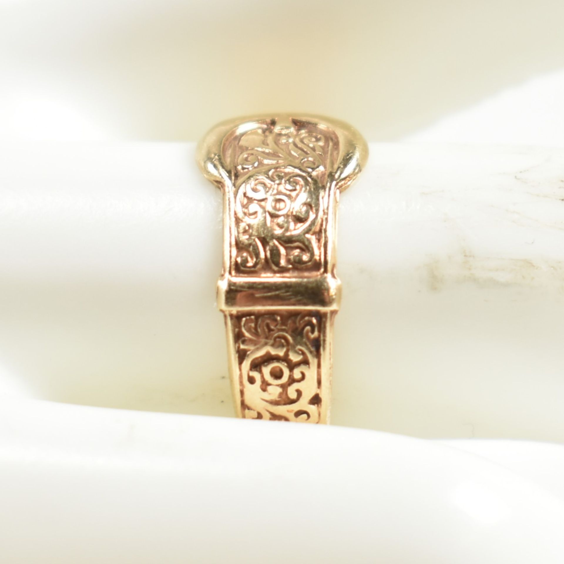 HALLMARKED 9CT GOLD ENGRAVED BELT BUCKLE RING - Image 9 of 9