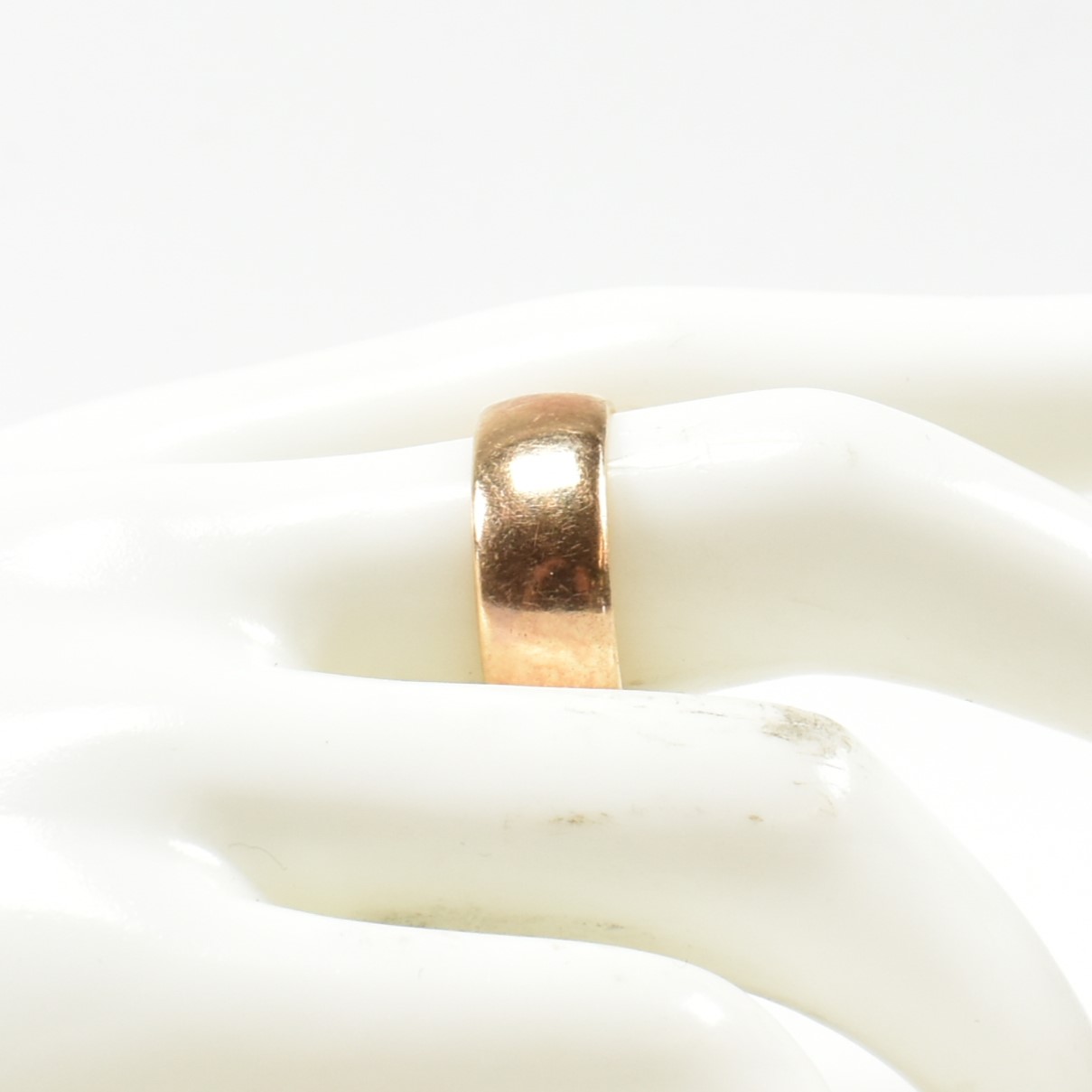 HALLMARKED 9CT GOLD BAND RING - Image 3 of 4