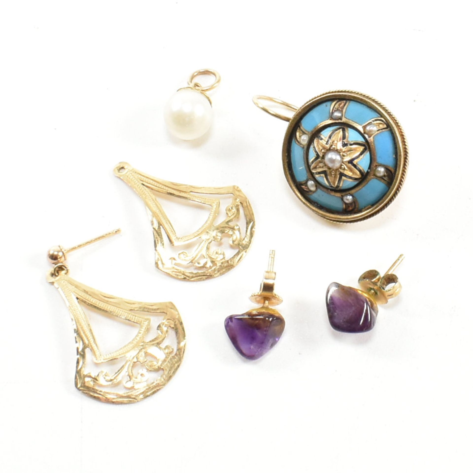 PAIR OF 14CT GOLD & AMETHYST EARRINGS & JEWELLERY FRAGMENTS