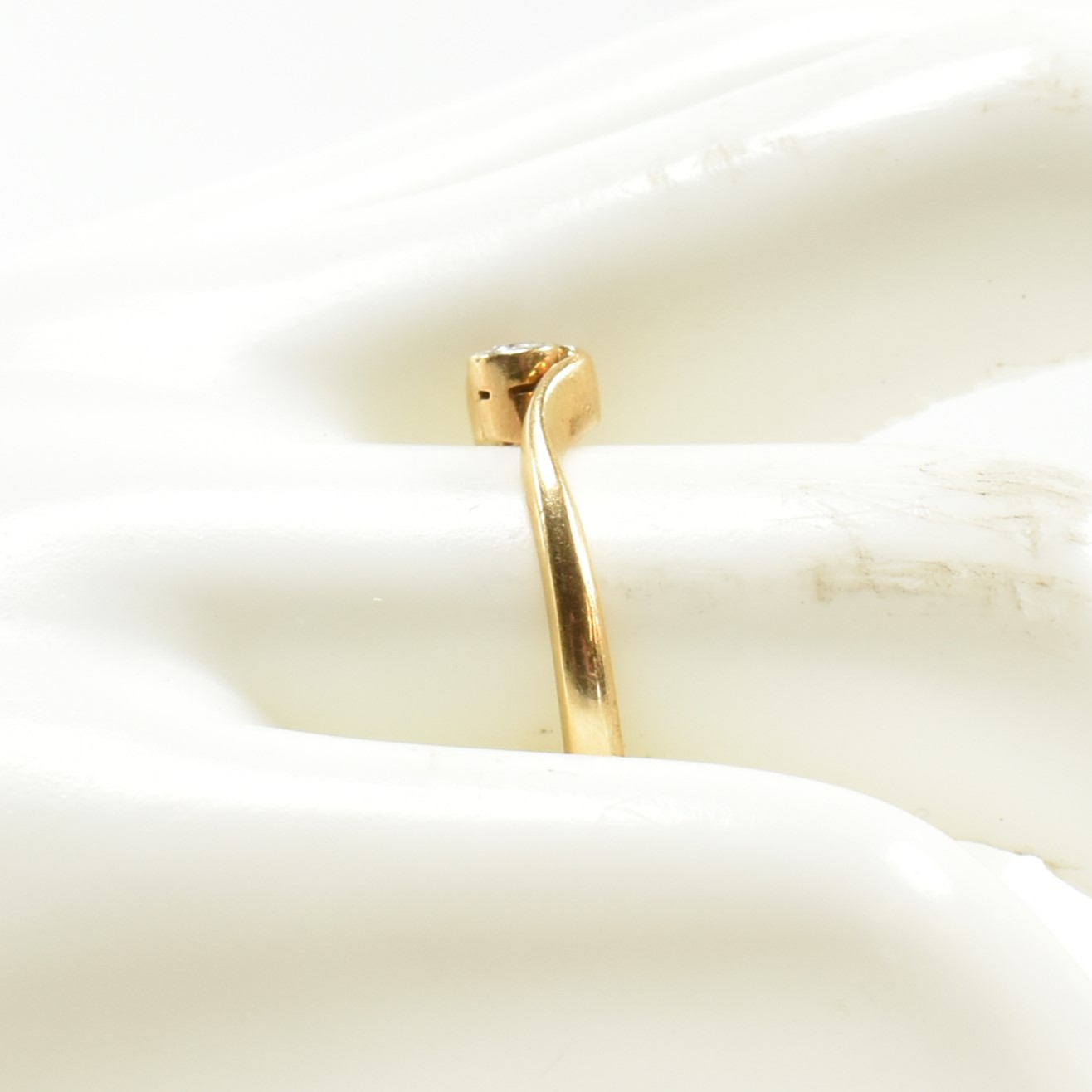 CASED 18CT GOLD PLATINUM & DIAMOND CROSSOVER RING - Image 8 of 8