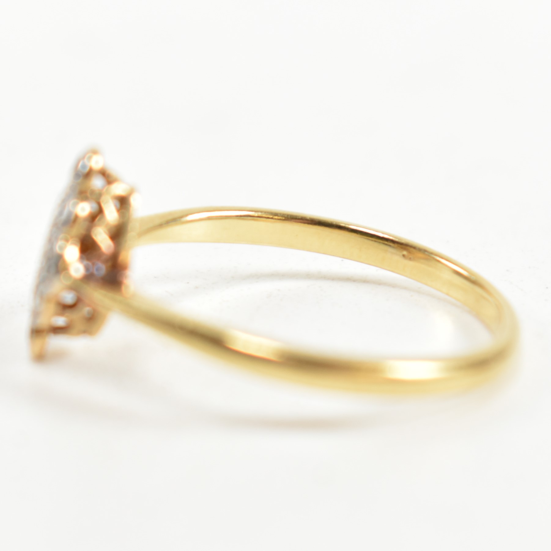 18CT GOLD & PLATINUM DIAMOND CLUSTER RING - Bild 7 aus 9