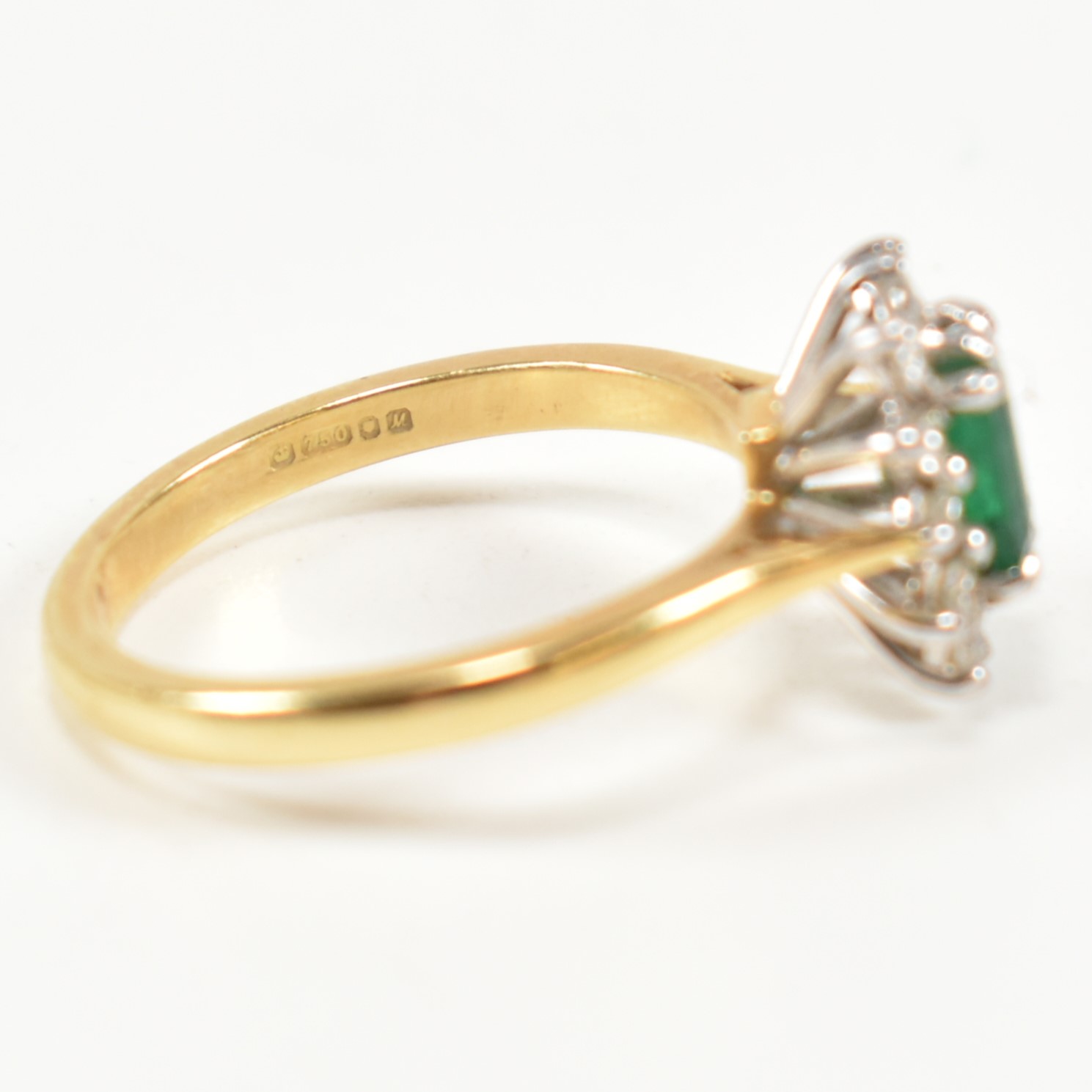 HALLMARKED 18CT GOLD EMERALD & DIAMOND CLUSTER RING - Image 7 of 9