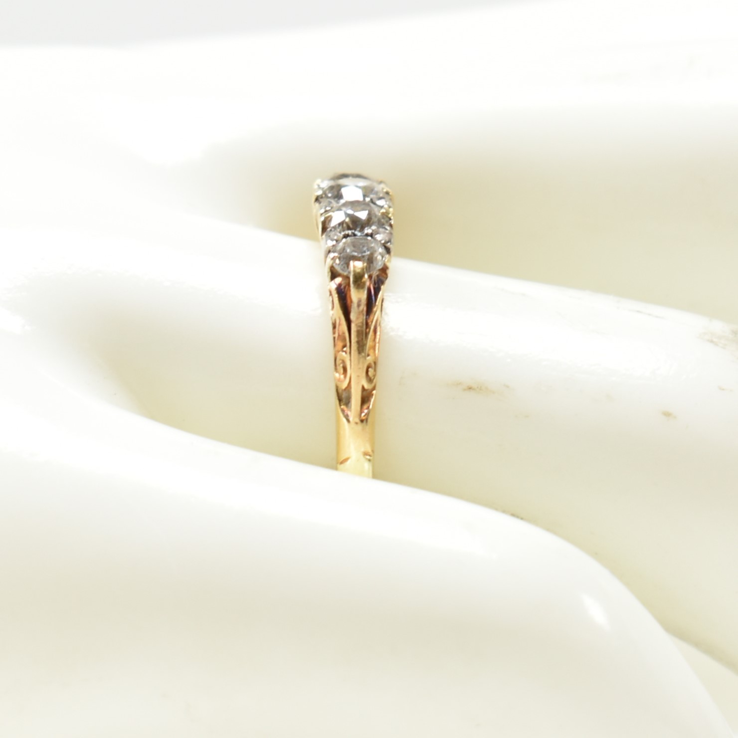 18CT GOLD & DIAMOND FIVE STONE RING - Image 8 of 8