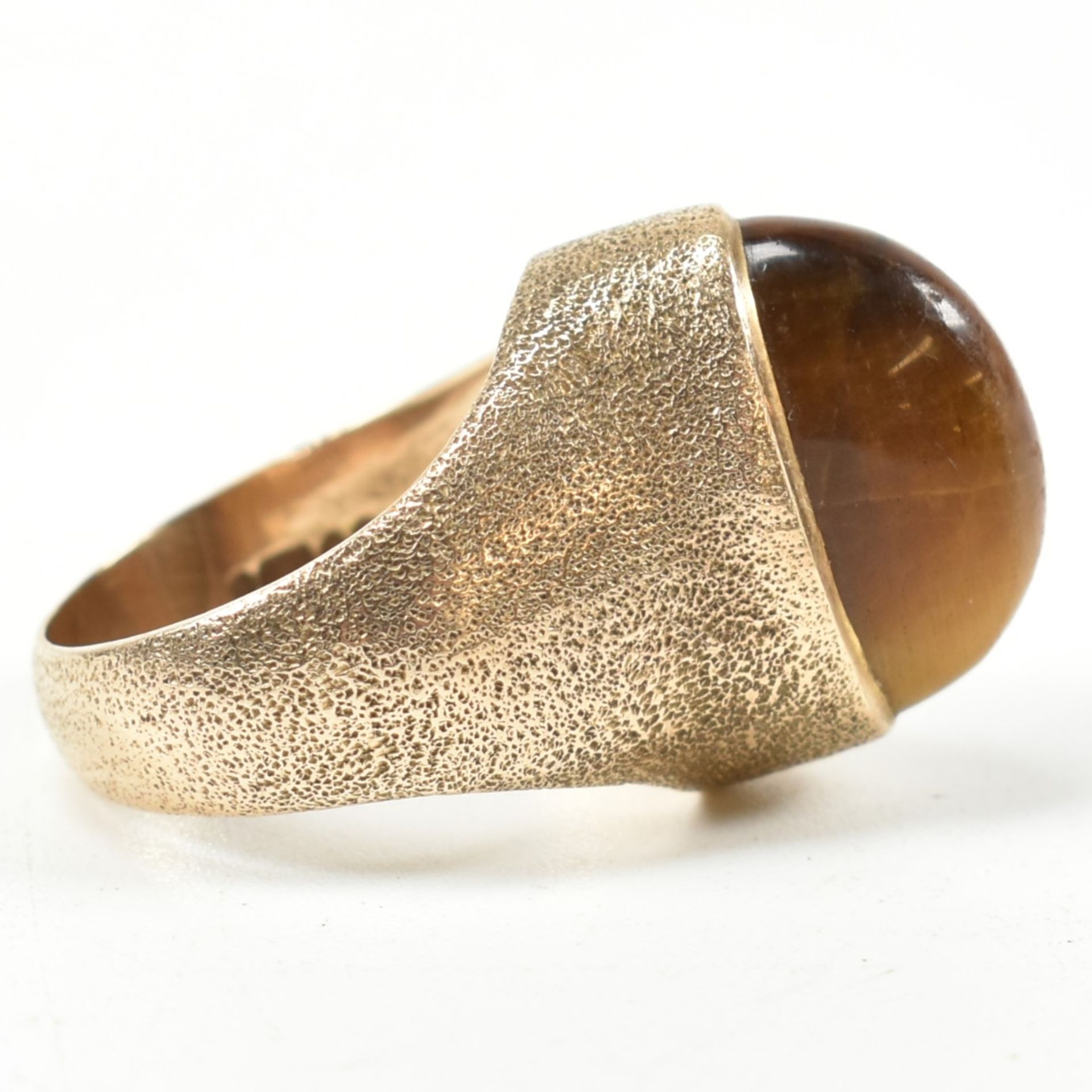 MODERNIST HALLMARKED 9CT GOLD & TIGERS EYE RING - Image 4 of 8