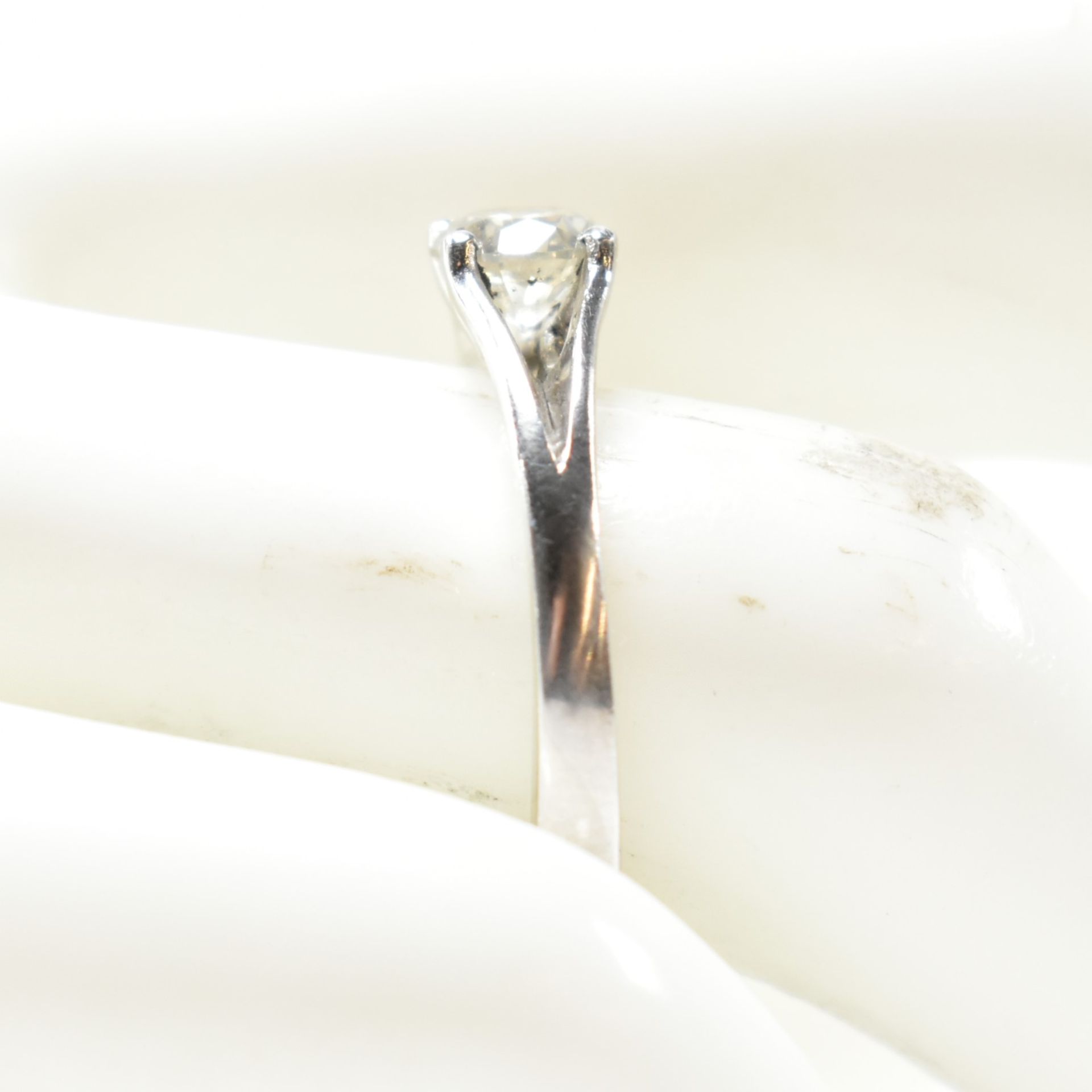 HALLMARKED PLATINUM & DIAMOND SOLITAIRE RING - Image 9 of 9