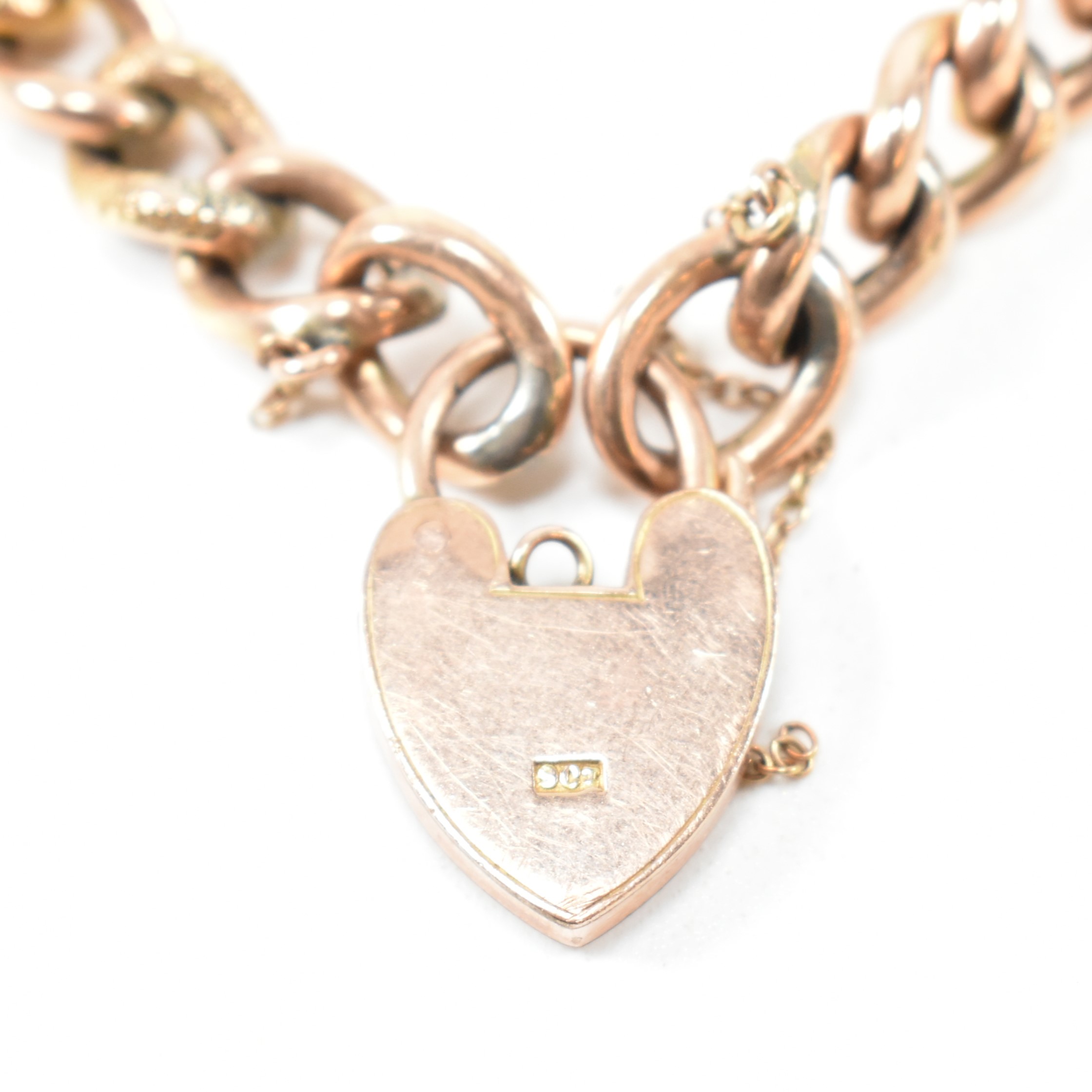 19TH CENTURY ROSE METAL CURB LINK BRACELET WITH 9CT GOLD HEART PADLOCK CLASP - Image 3 of 4