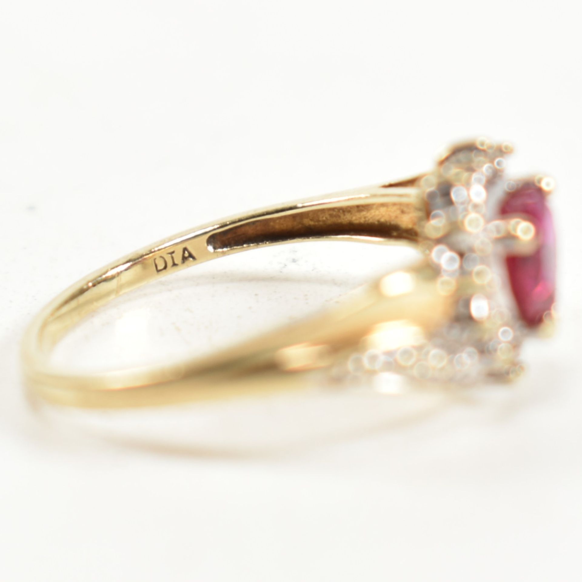 HALLMARKED 9CT GOLD DIAMOND & RUBY CLUSTER RING - Bild 9 aus 10