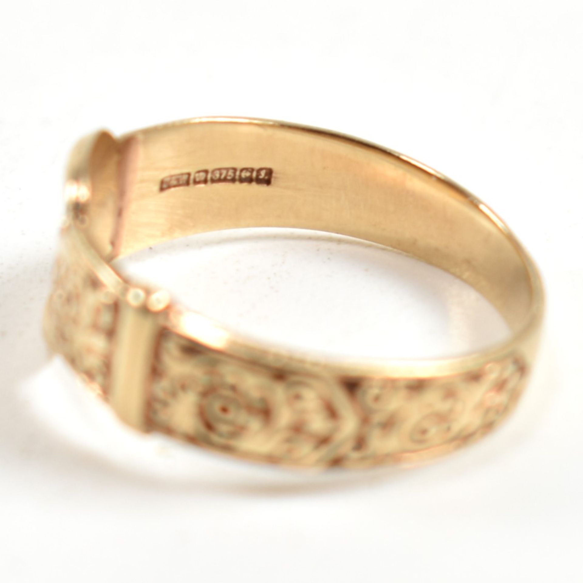 HALLMARKED 9CT GOLD ENGRAVED BELT BUCKLE RING - Image 4 of 9