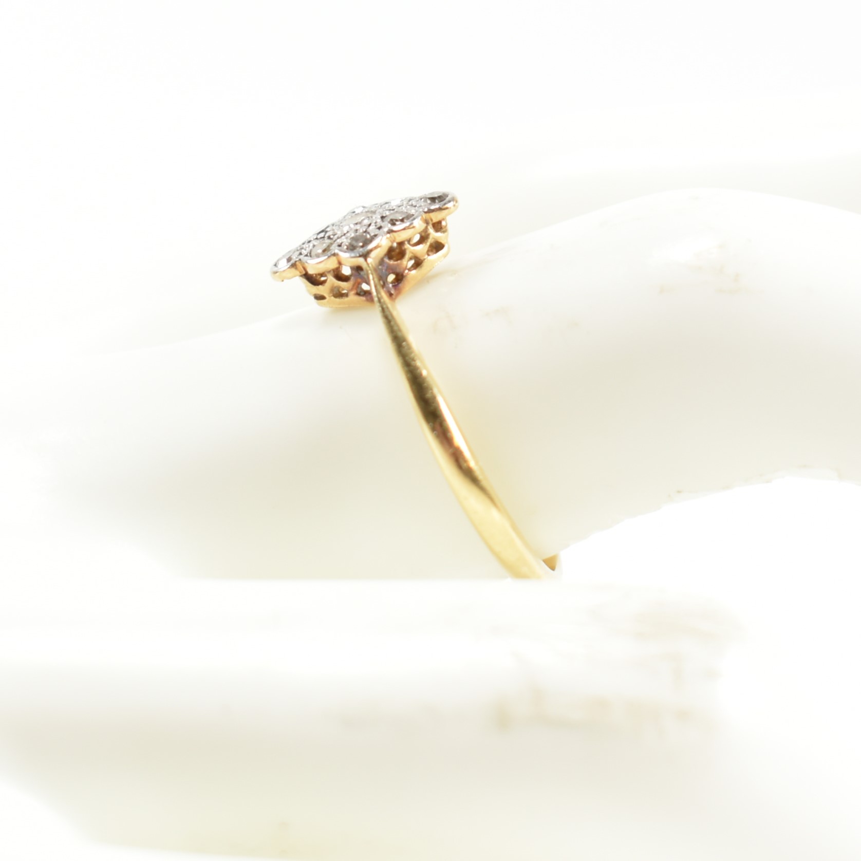 18CT GOLD & PLATINUM DIAMOND CLUSTER RING - Bild 9 aus 9