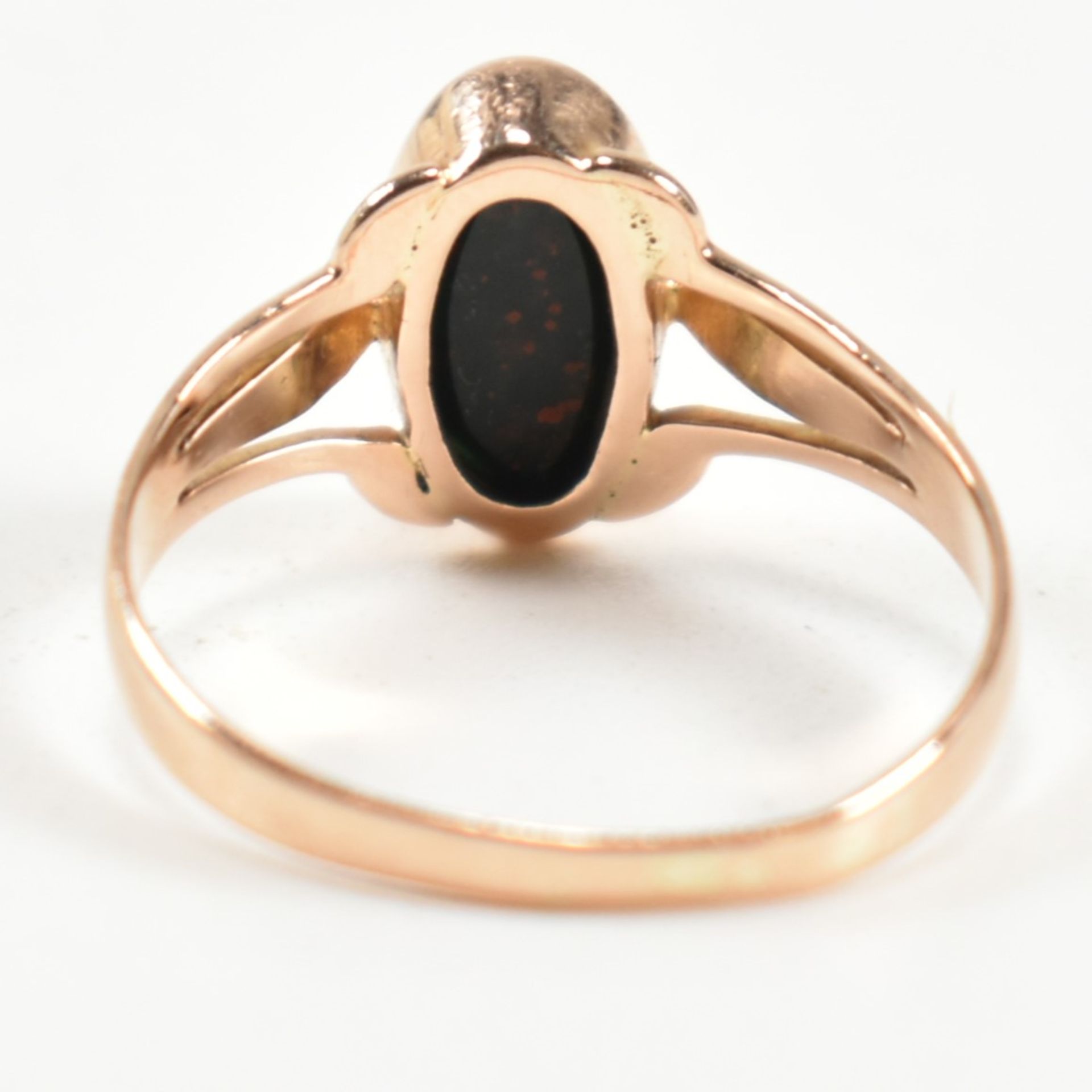 GOLD & BLOODSTONE RING - Image 2 of 9