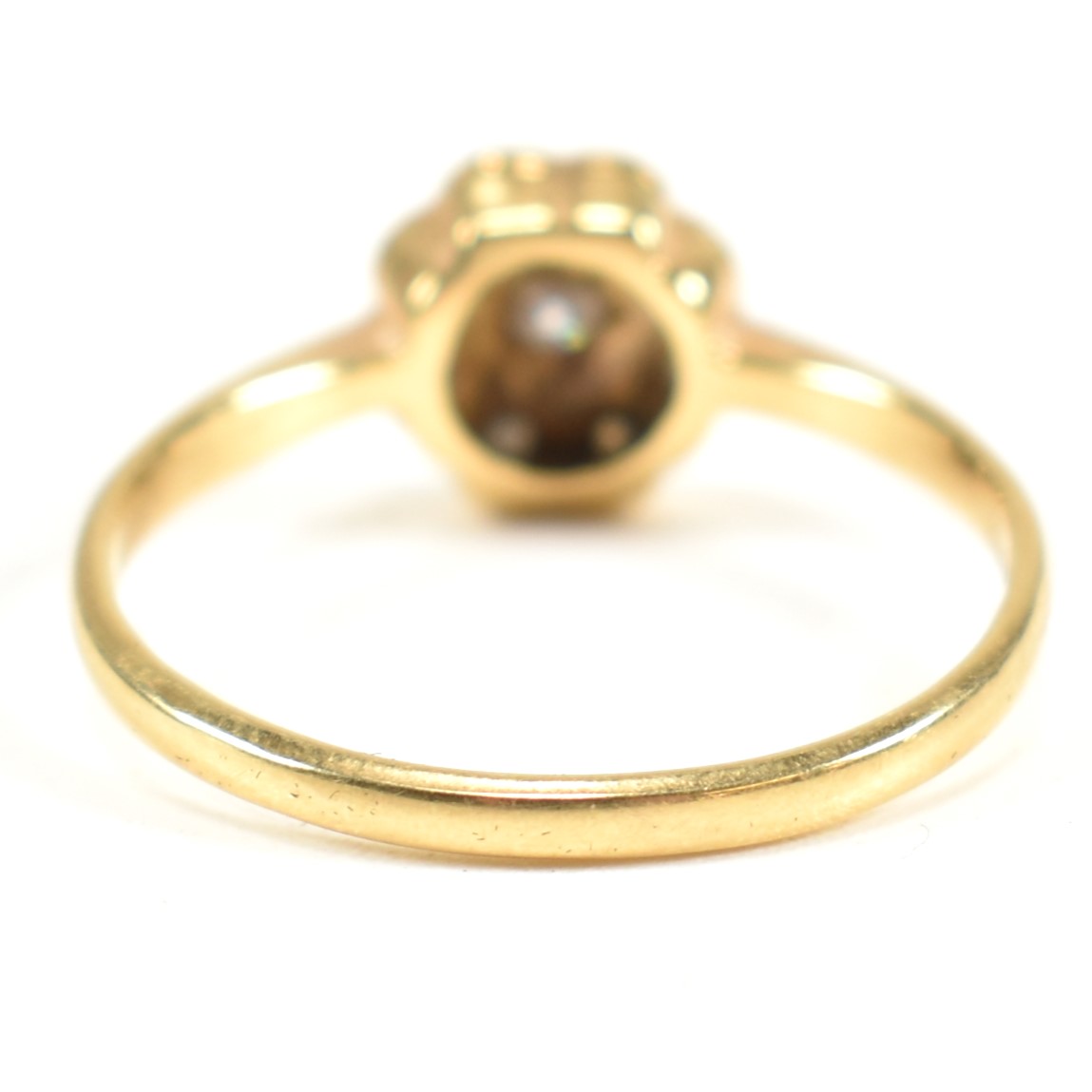 18CT GOLD & DIAMOND CLUSTER RING - Image 3 of 9
