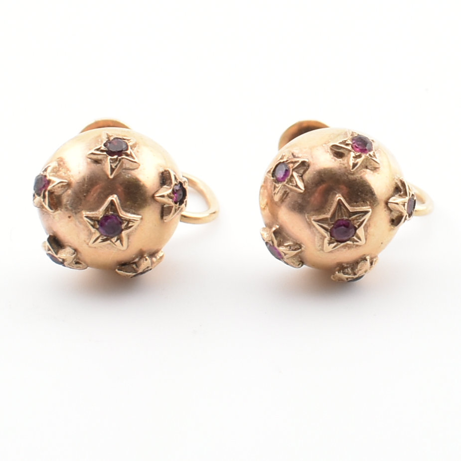 PAIR OF HALLMARKED 9CT GOLD & RUBY DOMED SCREW BACK EARRINGS - Image 2 of 4
