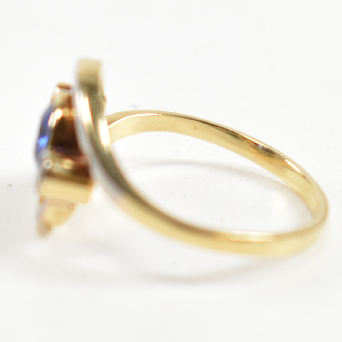 18CT GOLD SAPPHIRE & DIAMOND CROSS OVER RING - Image 6 of 8