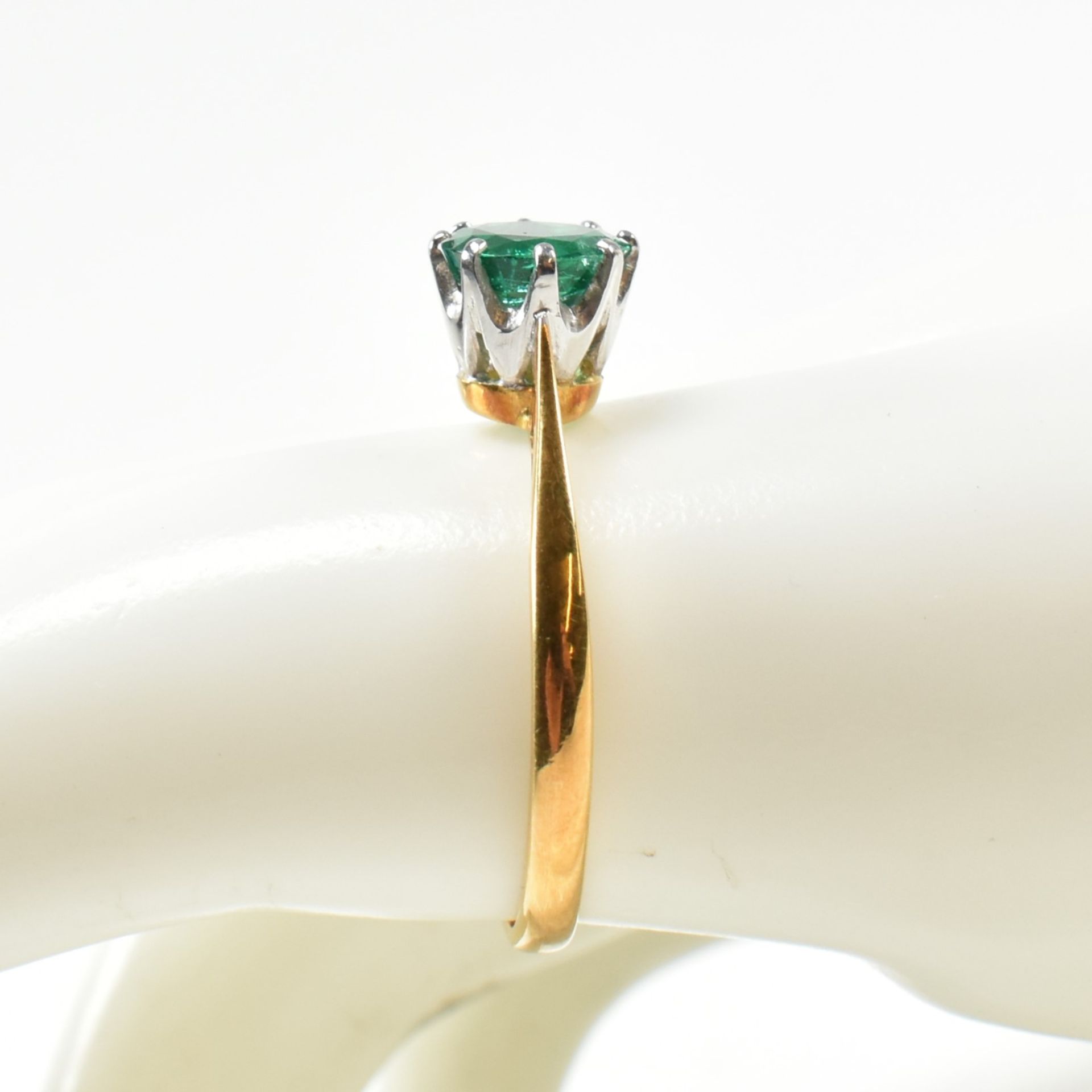 HALLMARKED 18CT GOLD & EMERALD SOLITAIRE RING - Image 10 of 10