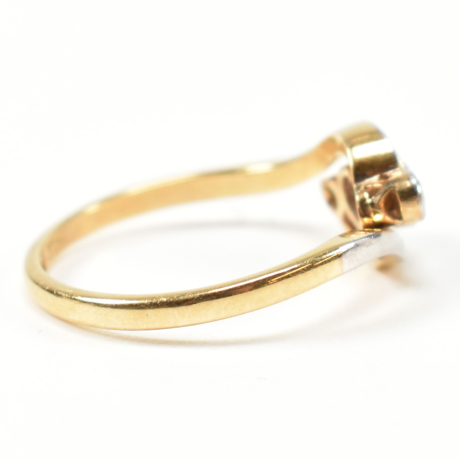 18CT GOLD DIAMOND & SAPPHIRE CROSSOVER RING - Image 4 of 9