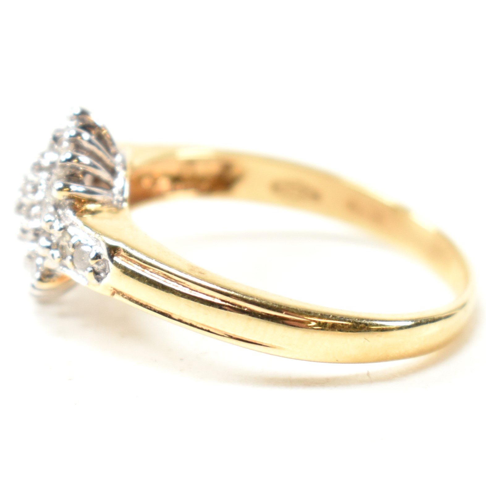 HALLMARKED 18CT GOLD & DIAMOND CLUSTER RING - Image 7 of 10