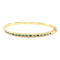 18CT GOLD EMERALD & DIAMOND HINGED BANGLE