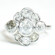 18CT WHITE GOLD & DIAMOND CLUSTER RING