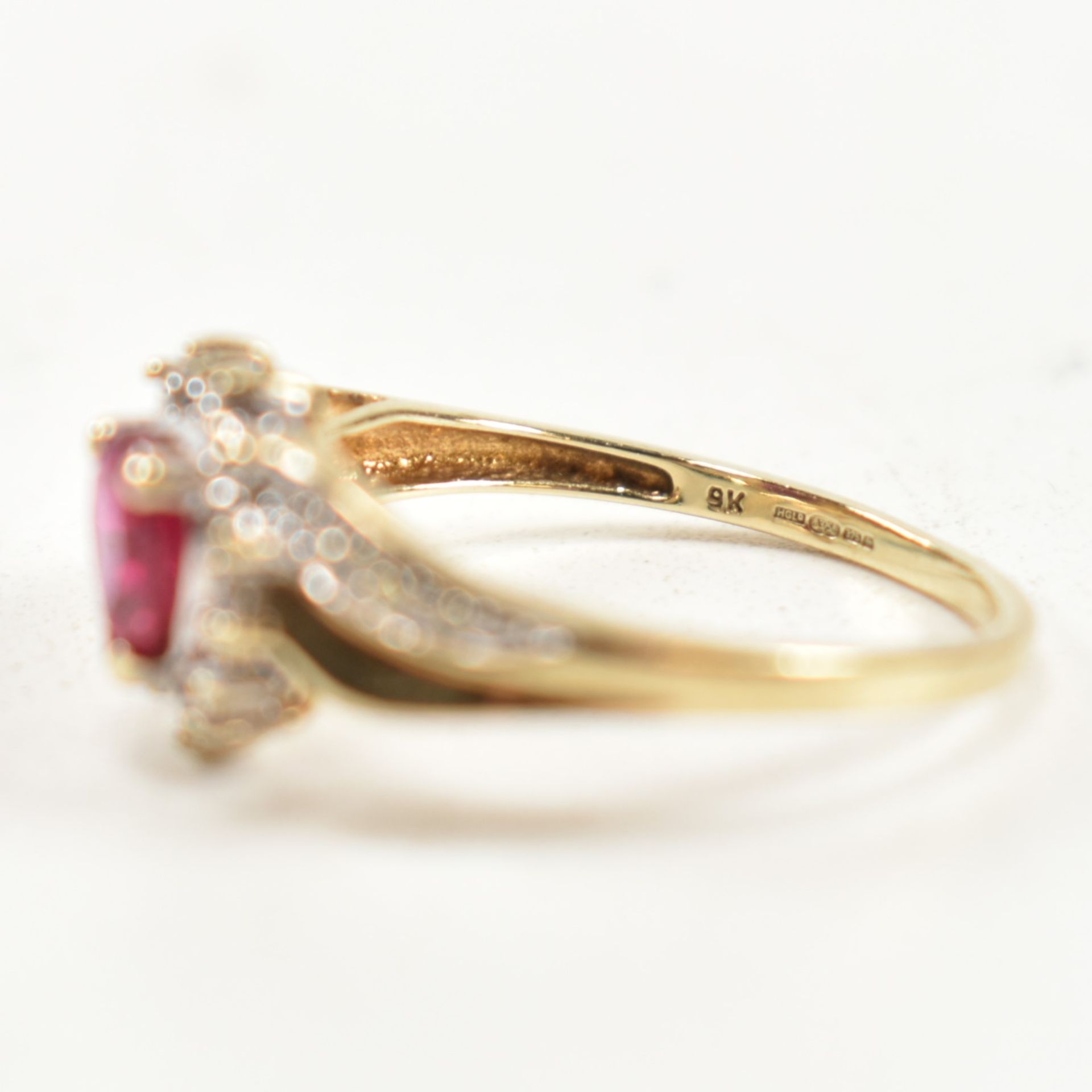 HALLMARKED 9CT GOLD DIAMOND & RUBY CLUSTER RING - Bild 8 aus 10