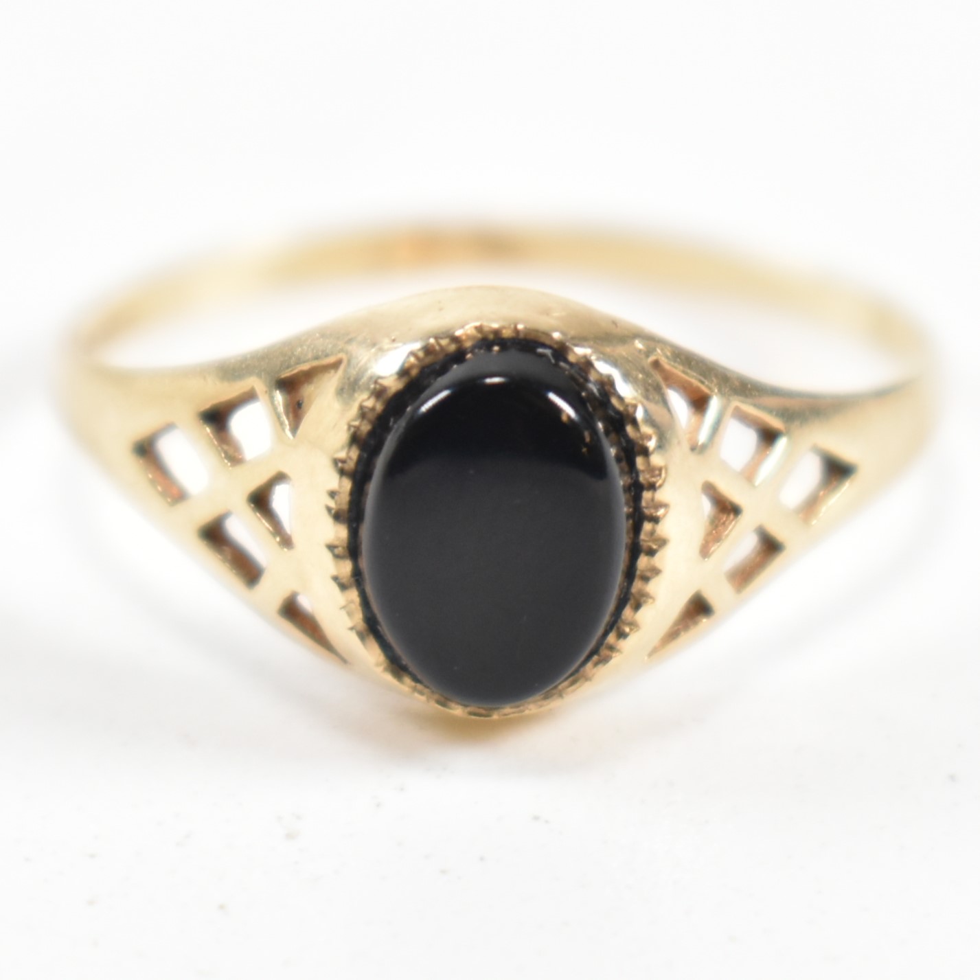 HALLMARKED 9CT GOLD & BLACK STONE SIGNET RING