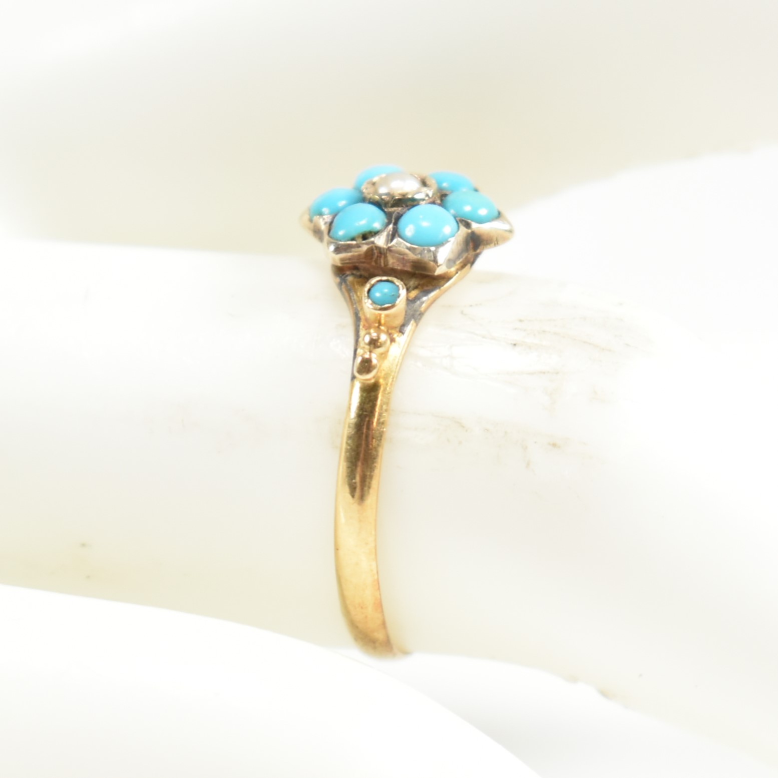 18CT GOLD TURQUOISE & SEED PEARL CLUSTER RING - Image 8 of 8