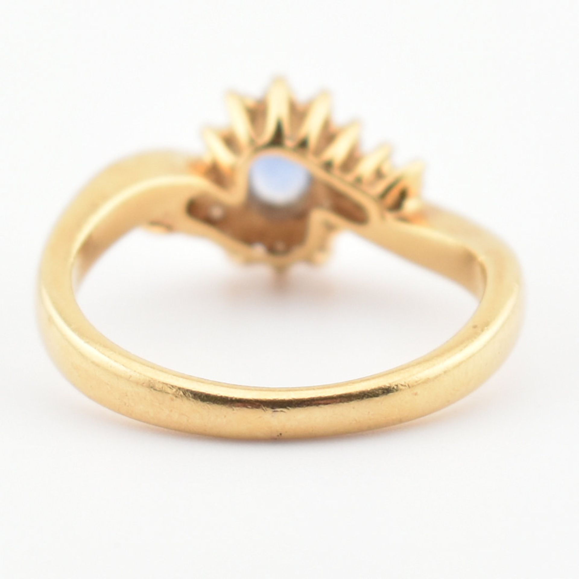 HALLMARKED 18CT GOLD CEYLON SAPPHIRE & DIAMOND RING - Image 6 of 8