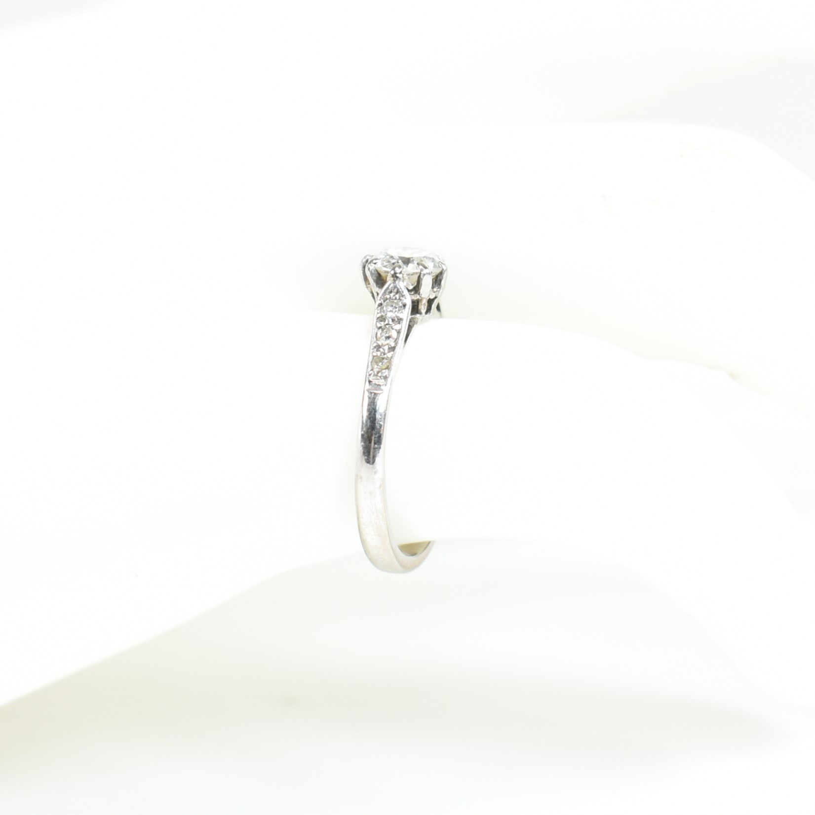 18CT WHITE GOLD & DIAMOND SOLITAIRE RING - Image 8 of 9