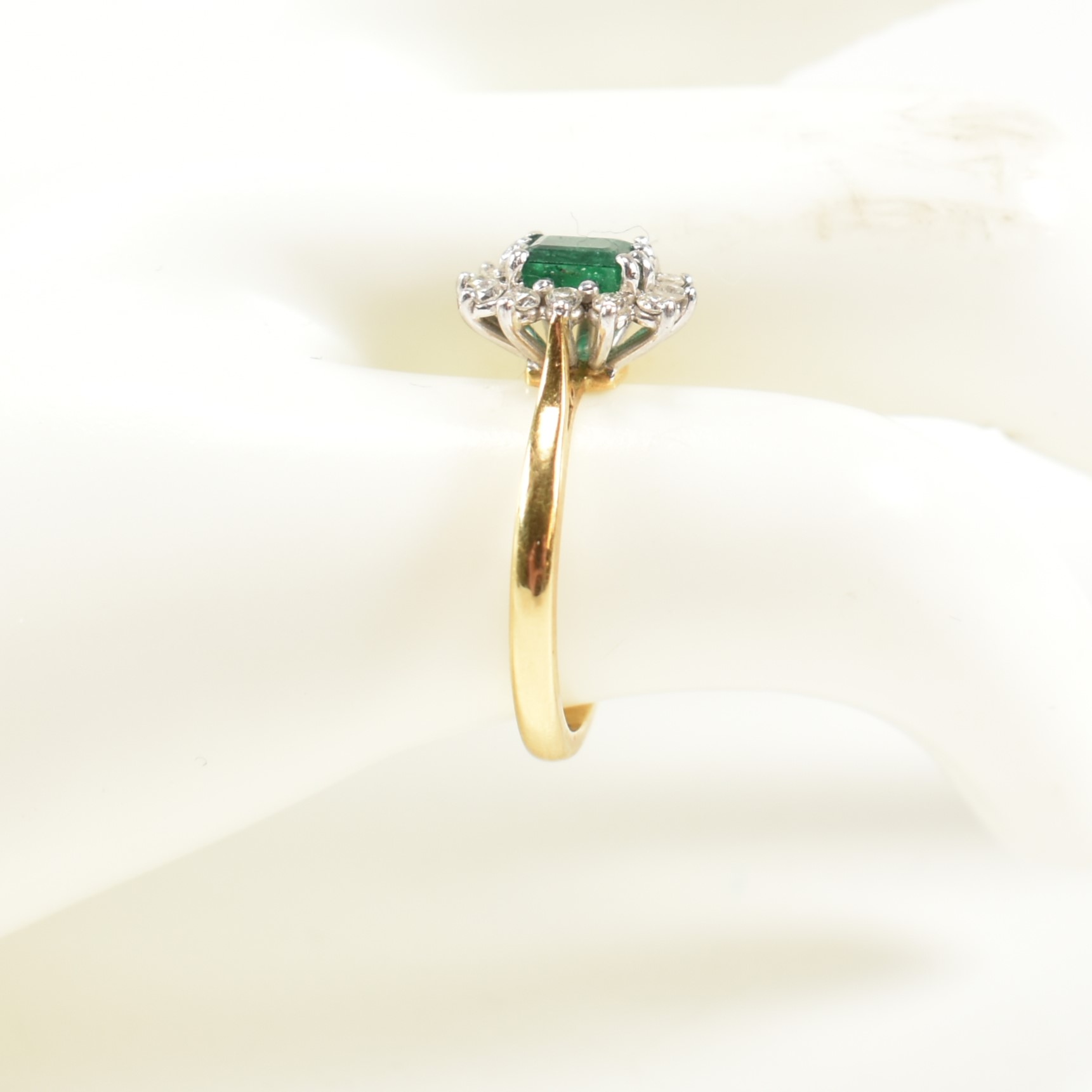 HALLMARKED 18CT GOLD EMERALD & DIAMOND CLUSTER RING - Image 9 of 9