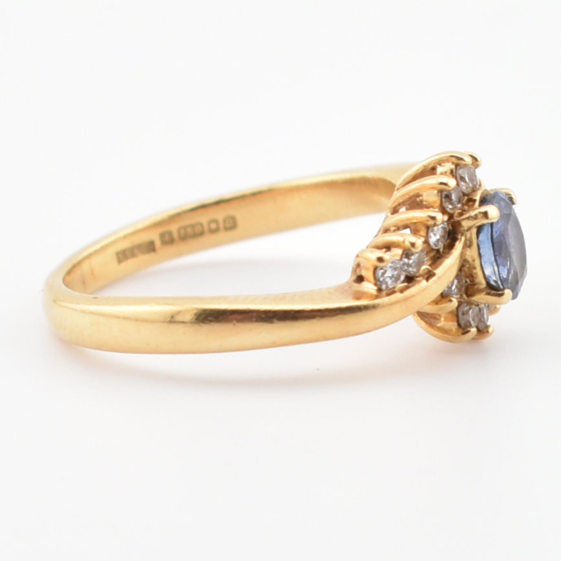 HALLMARKED 18CT GOLD CEYLON SAPPHIRE & DIAMOND RING - Bild 3 aus 8
