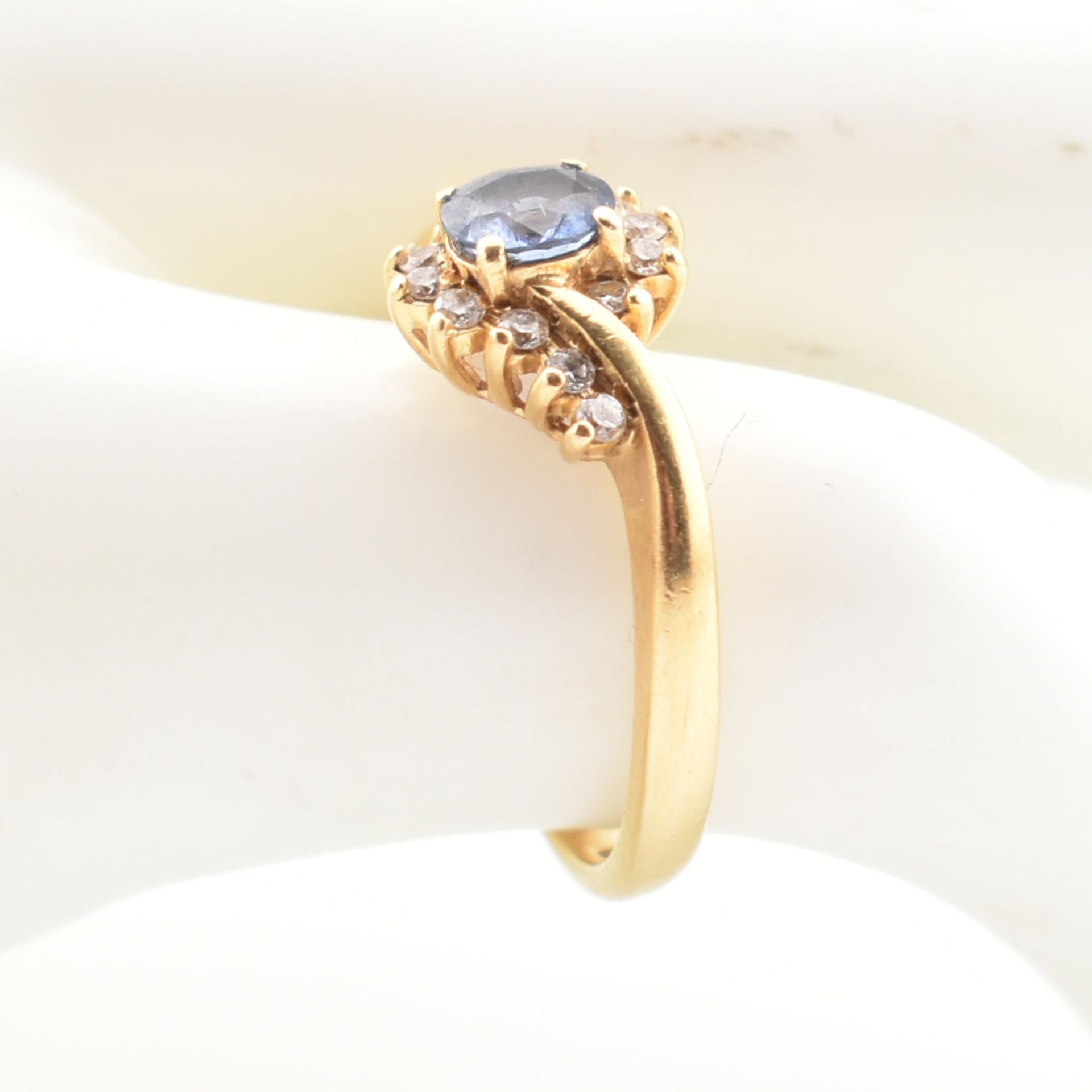 HALLMARKED 18CT GOLD CEYLON SAPPHIRE & DIAMOND RING - Image 8 of 8