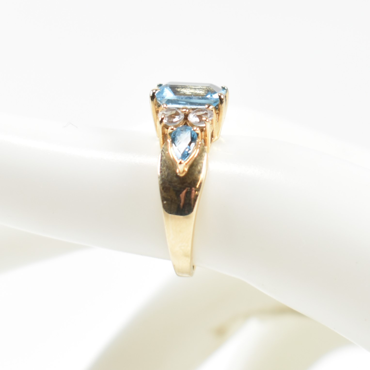 HALLMARKED 9CT GOLD & BLUE & WHITE TOPAZ RING - Image 8 of 8