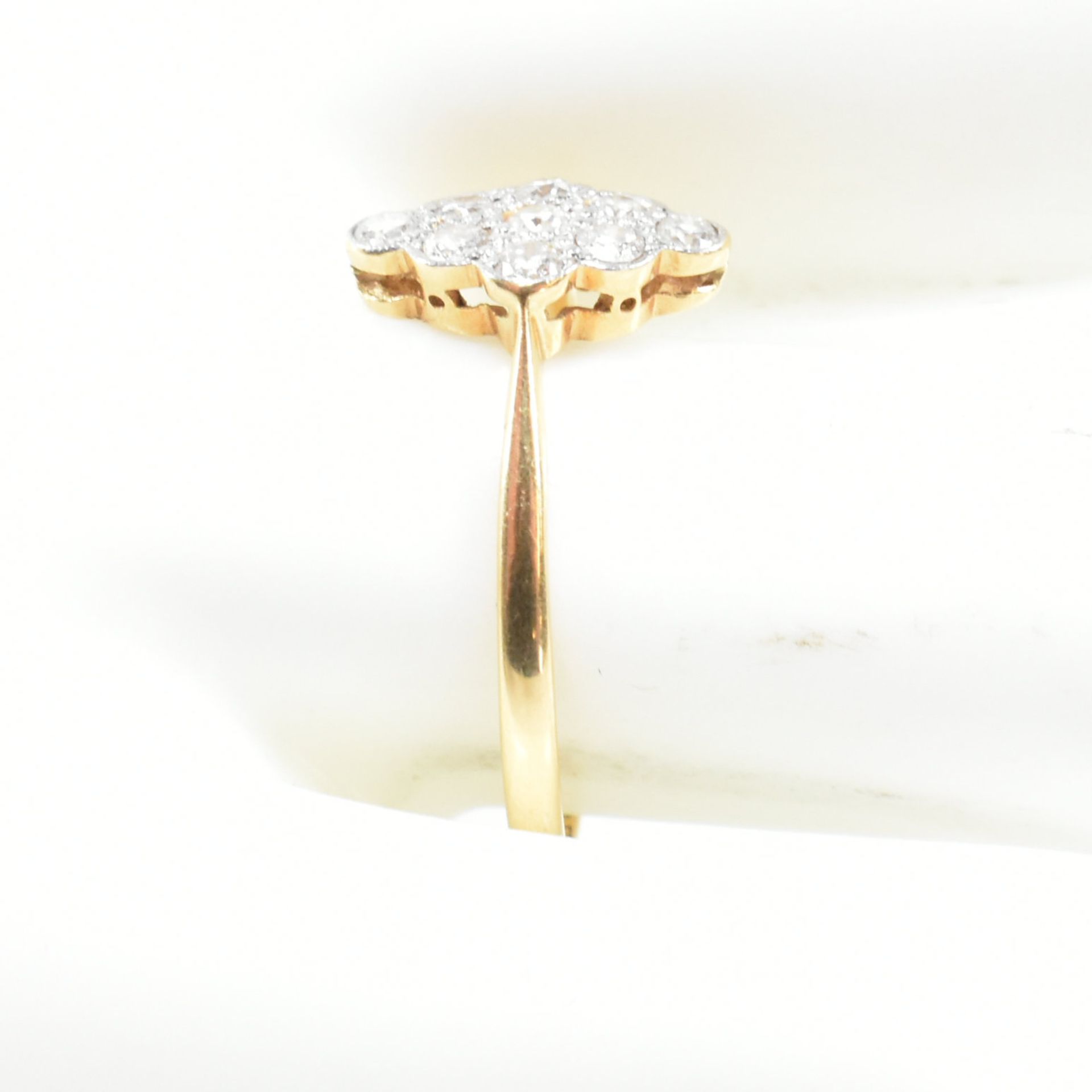 18CT GOLD PLATINUM & DIAMOND CLUSTER RING - Bild 7 aus 7
