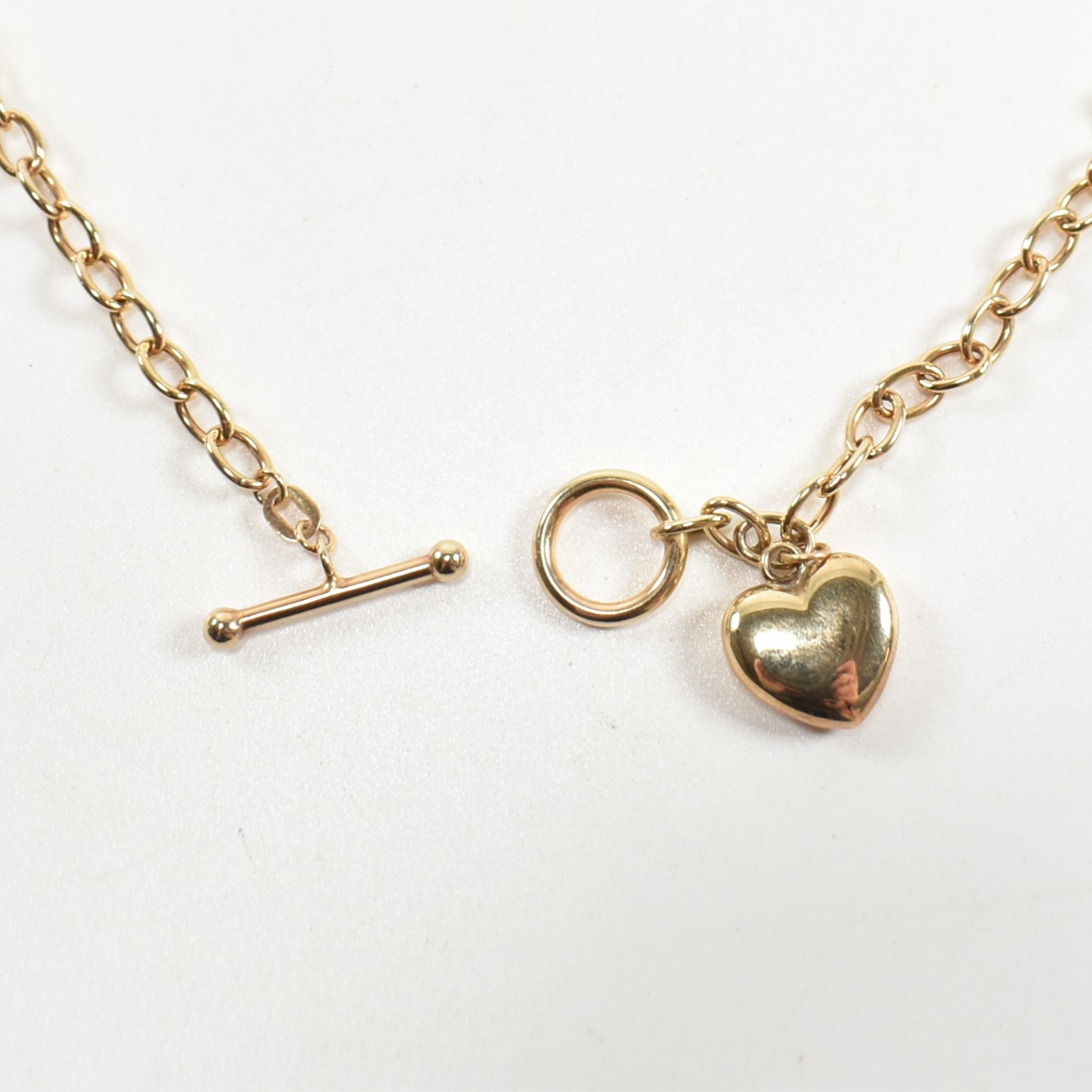 HALLMARKED 9CT GOLD T-BAR NECKLACE WITH HEART PENDANT - Image 4 of 5
