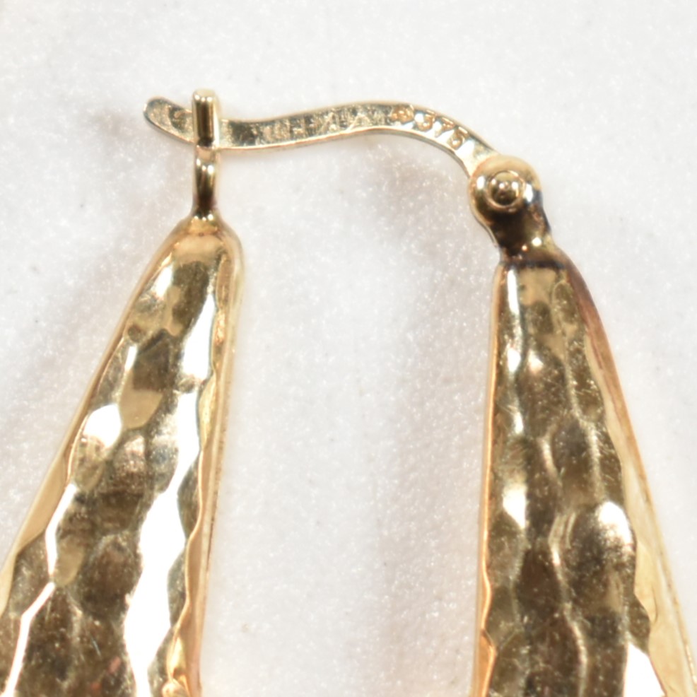 HALLMARKED 9CT GOLD HAMMERED HOOP EARRINGS - Image 4 of 6