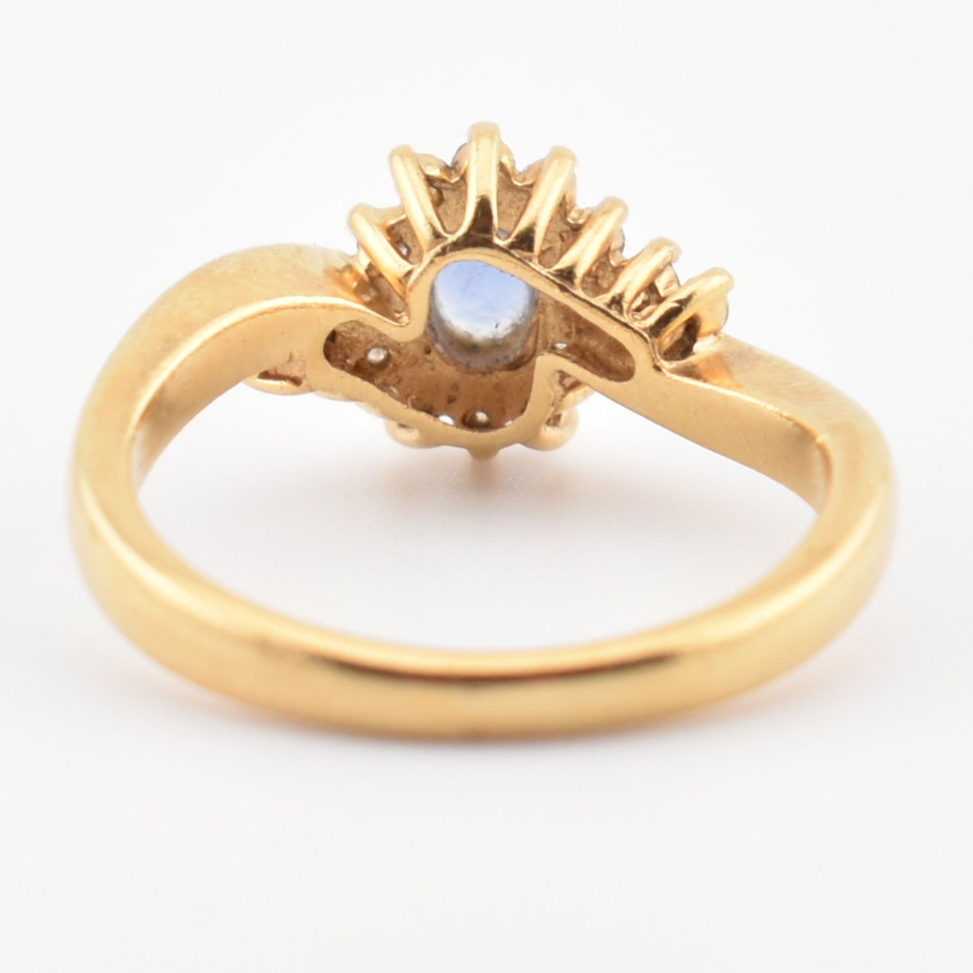 HALLMARKED 18CT GOLD CEYLON SAPPHIRE & DIAMOND RING - Image 5 of 8