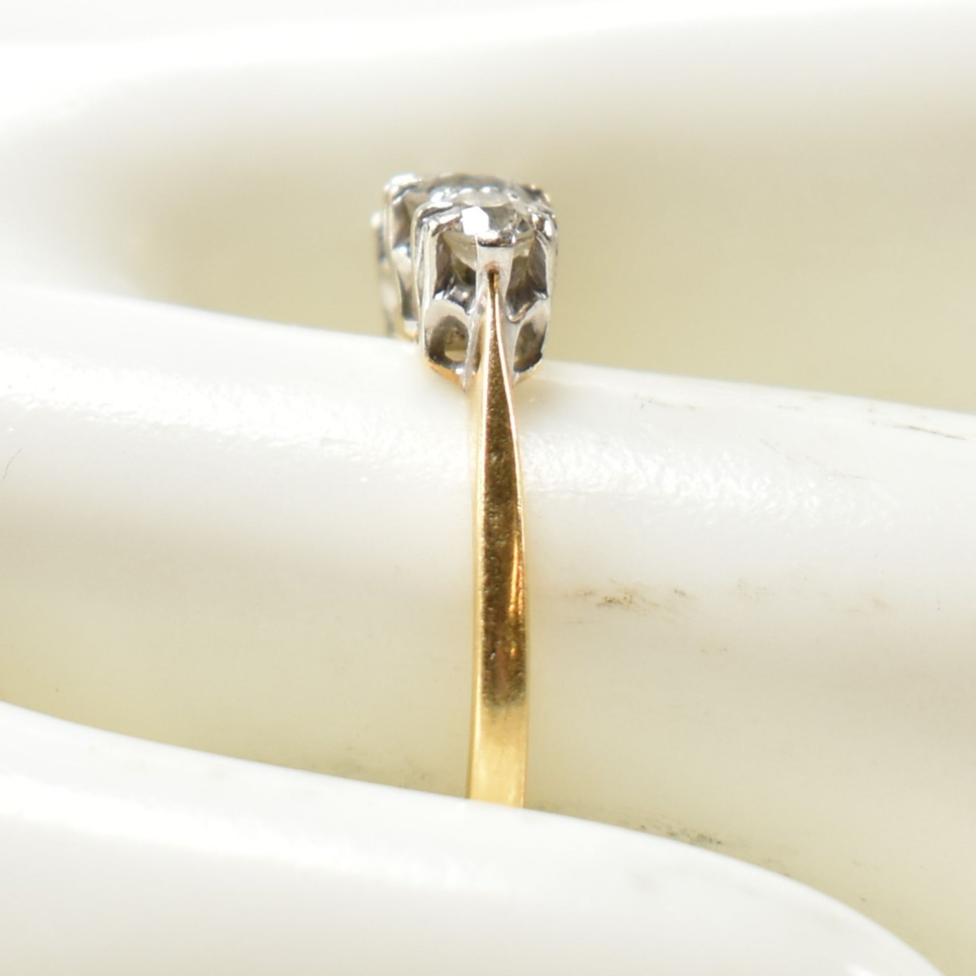 18CT GOLD & PLATINUM DIAMOND TRILOGY RING - Bild 8 aus 8