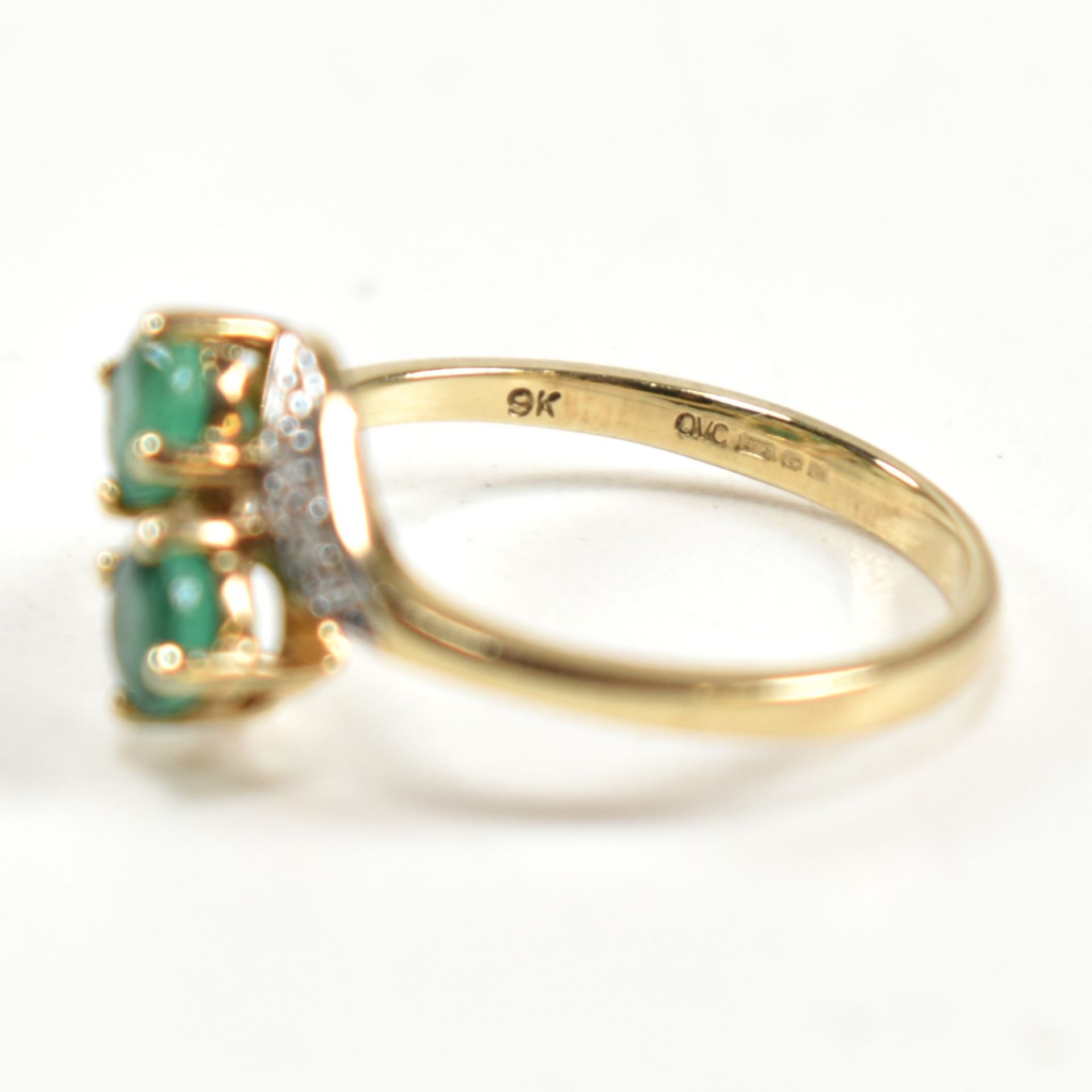 HALLMARKED 9CT GOLD EMERALD & DIAMOND CROSSOVER RING - Image 5 of 8