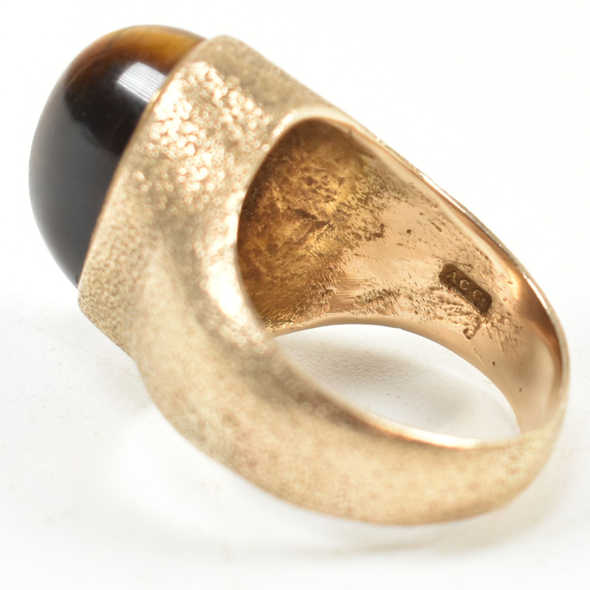 MODERNIST HALLMARKED 9CT GOLD & TIGERS EYE RING - Image 7 of 8