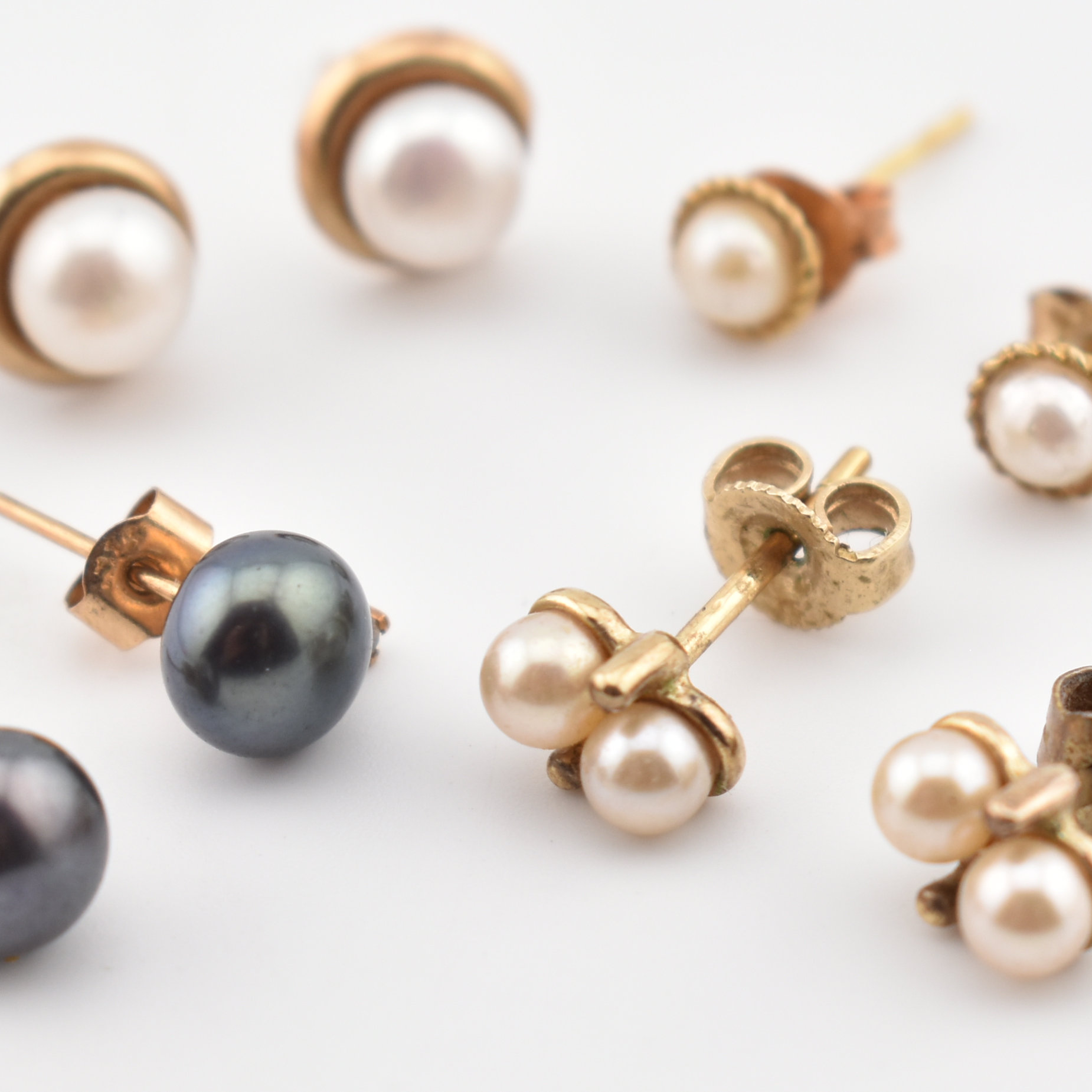 FOUR PAIRS OF 9CT GOLD & SILVER CULTURED PEARL STUD EARRINGS - Image 3 of 4